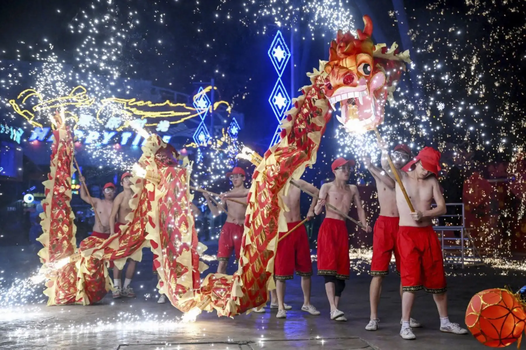 Los bailarines de dragones actúan en un parque el primer día del Año Nuevo Lunar de Snake en Beijing el 29 de enero de 2025. (Foto de GREG BAKER / AFP)