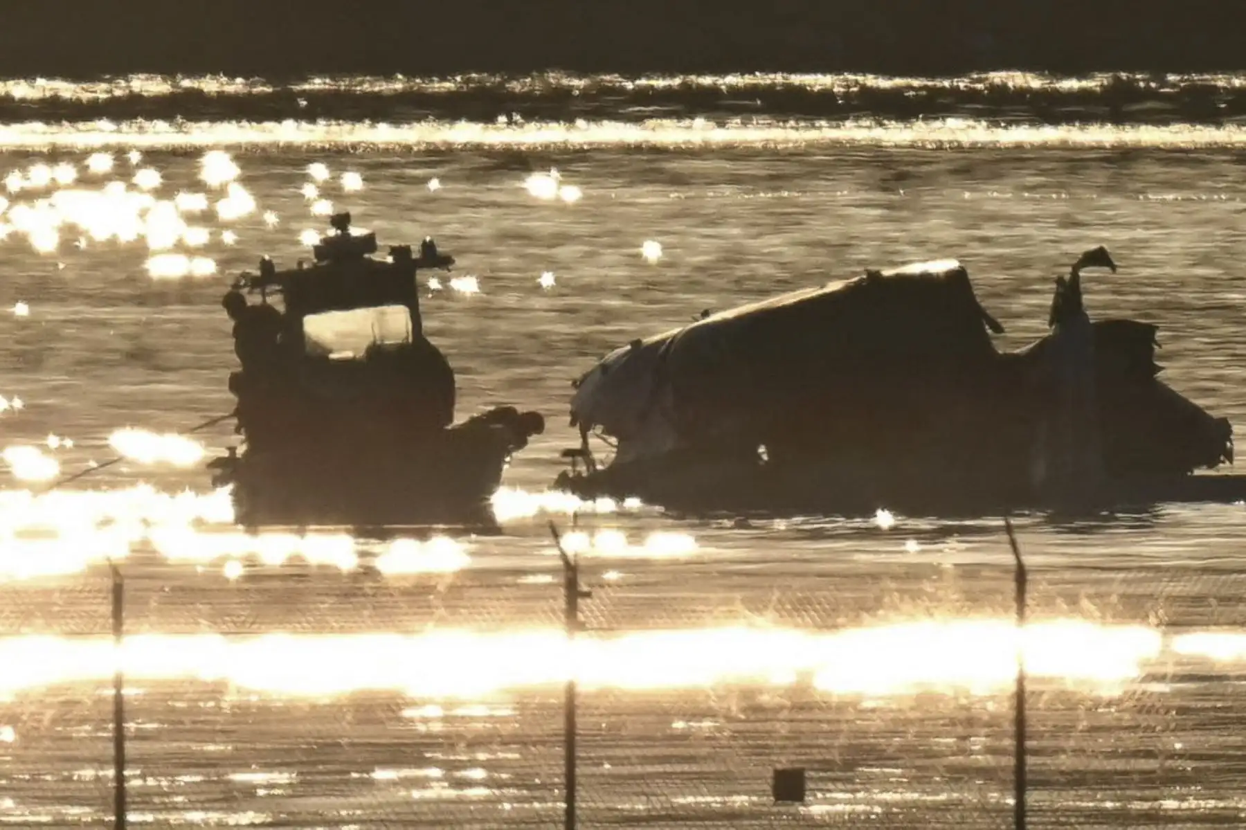 Parte de los restos se ve mientras los equipos de rescate buscan en las aguas del río Potomac después de que el vuelo 5342 de American Airlines se acercaba al Aeropuerto Nacional Reagan se estrellara contra el río después de chocar con un helicóptero del Ejército de los Estados Unidos, cerca de Washington, DC, el 30 de enero de 2025. Es probable que no haya sobrevivientes de una colisión entre un avión de pasajeros y un helicóptero del Ejército de los Estados Unidos en Washington, dijeron los funcionarios. Foto: AFP