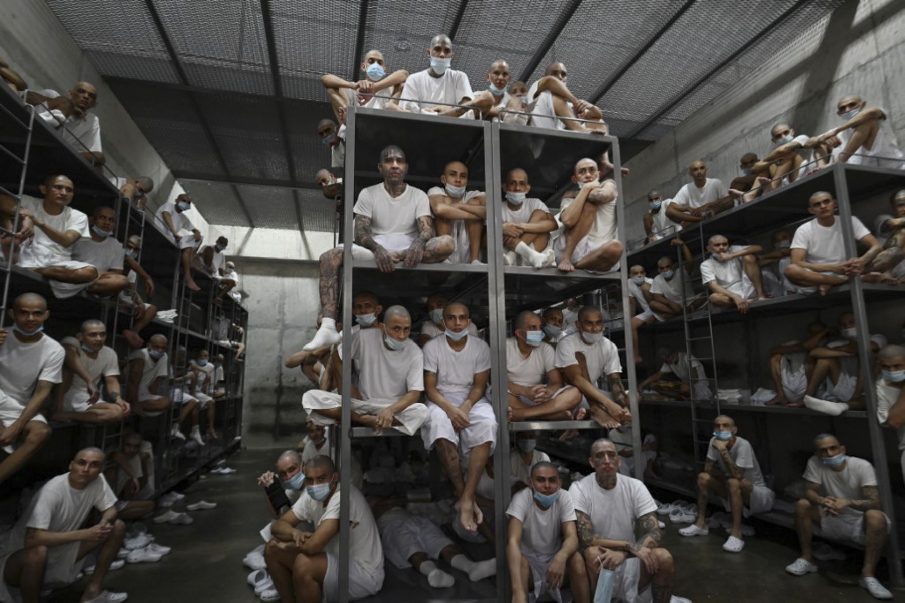 Los reclusos permanecen en una celda en la megaprisión del Centro de Confinamiento Antiterrorista (CECOT), donde cientos de miembros de las pandillas de MS-13 y 18 Street están detenidos, en Tecoluca, El Salvador. La CECOT, la prisión más grande de América Latina y emblema de la guerra contra las pandillas del gobierno del presidente Nayib Bukele, celebra dos años desde que se inauguró. (Foto de Marvin RECINOS / AFP)