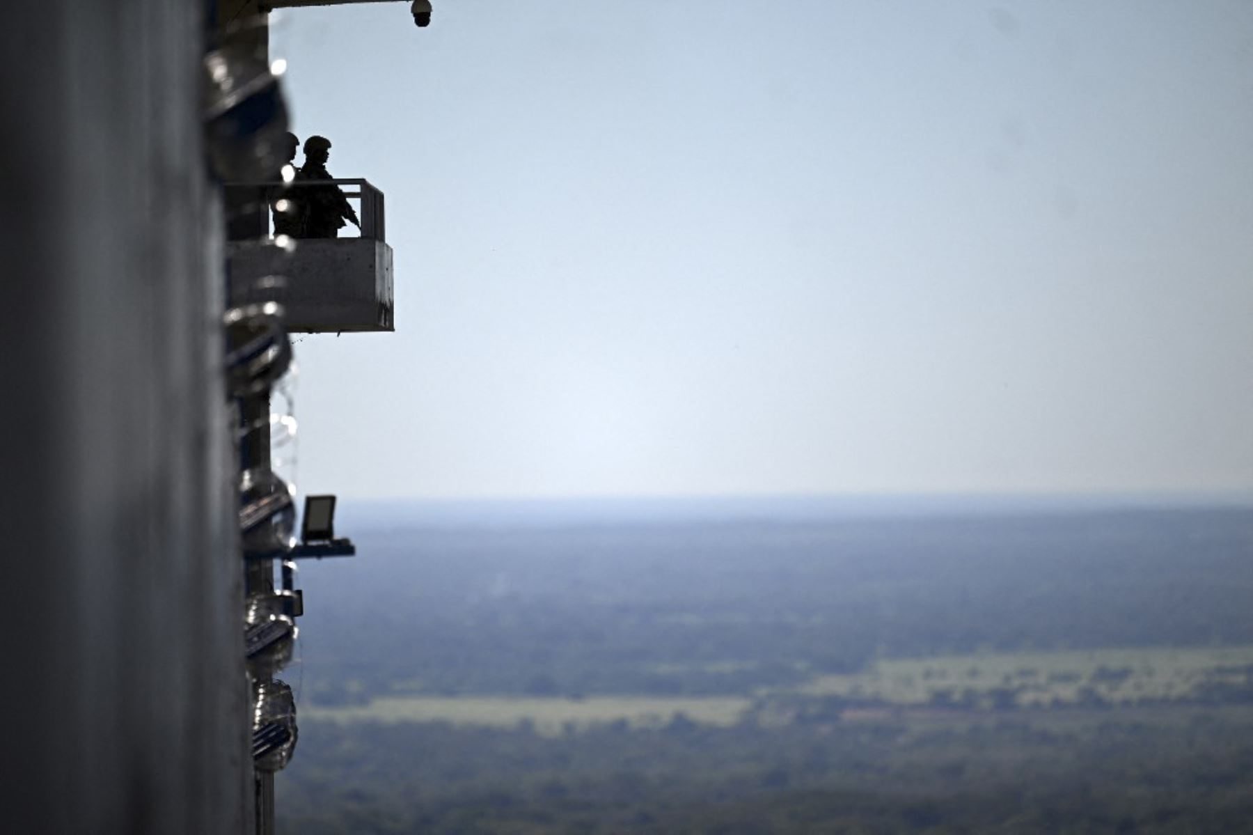 Un soldado vigila una torre dentro del CECOT, la megaprisión del Centro de Confinamiento Antiterrorista (CECOT), donde están detenidos cientos de miembros de las pandillas MS-13 y 18 Street, en Tecoluca, El Salvador. La CECOT, la prisión más grande de América Latina y emblema de la guerra contra las pandillas del gobierno del presidente Nayib Bukele, celebra dos años desde que se inauguró el 1 de febrero. (Foto de Marvin RECINOS / AFP)