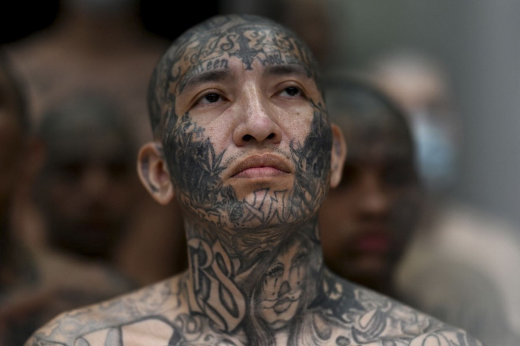 Un recluso observa mientras permanece en una celda en la megaprisión del Centro de Confinamiento Contra el Terrorismo (CECOT), donde están detenidos cientos de miembros de las pandillas MS-13 y 18 Street, en Tecoluca, El Salvador. La CECOT, la prisión más grande de América Latina y emblema de la guerra contra las pandillas del gobierno del presidente Nayib Bukele, celebra dos años desde que se inauguró el 1 de febrero. (Foto de Marvin RECINOS / AFP)