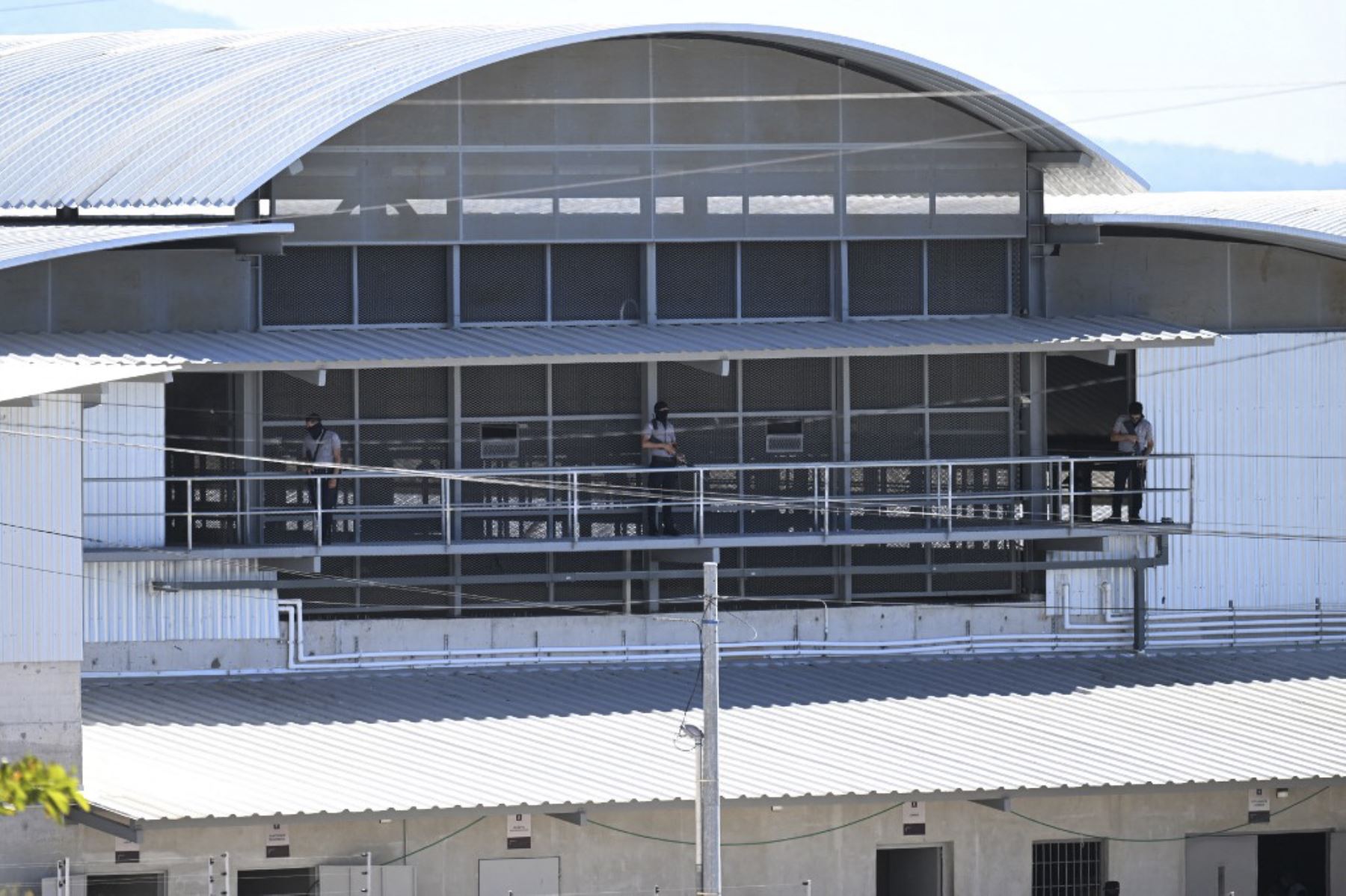 Los funcionarios de la prisión vigilan un pabellón dentro de la megaprisión del Centro de Confinamiento Antiterrorista (CECOT), donde cientos de miembros de las pandillas MS-13 y 18 Street están detenidos, en Tecoluca, El Salvador. La CECOT, la prisión más grande de América Latina y emblema de la guerra contra las pandillas del gobierno del presidente Nayib Bukele, celebra dos años desde que se inauguró el 1 de febrero. (Foto de Marvin RECINOS / AFP)