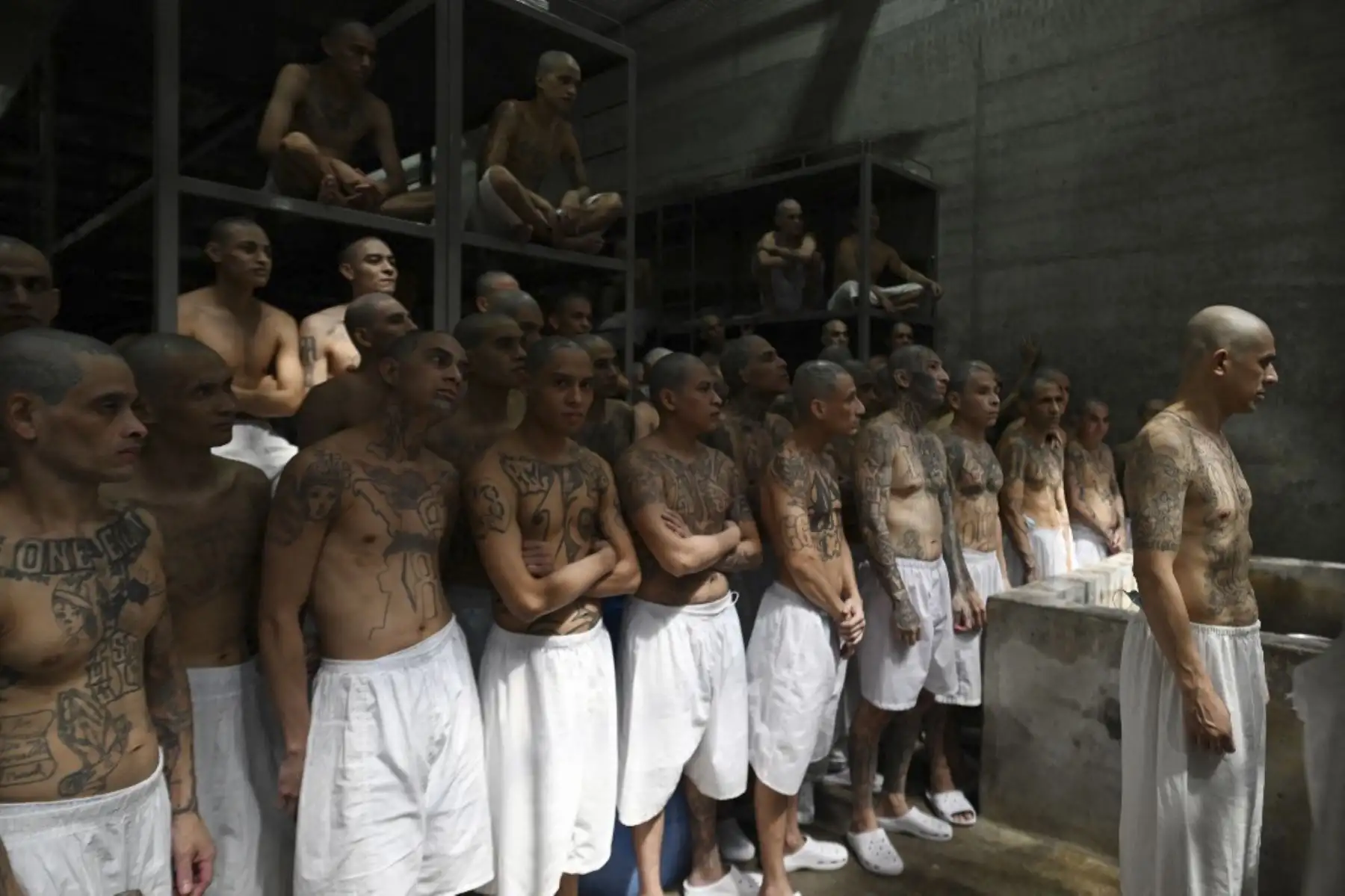 Los reclusos permanecen en una celda en la megaprisión del Centro de Confinamiento Antiterrorista (CECOT), donde cientos de miembros de las pandillas de MS-13 y 18 Street están detenidos, en Tecoluca, El Salvador. La CECOT, la prisión más grande de América Latina y emblema de la guerra contra las pandillas del gobierno del presidente Nayib Bukele, celebra dos años desde que se inauguró el 1 de febrero. (Foto de Marvin RECINOS / AFP) Los reclusos permanecen en una celda en la megaprisión del Centro de Confinamiento Antiterrorista (CECOT), donde cientos de miembros de las pandillas de MS-13 y 18 Street están detenidos, en Tecoluca, El Salvador. La CECOT, la prisión más grande de América Latina y emblema de la guerra contra las pandillas del gobierno del presidente Nayib Bukele, celebra dos años desde que se inauguró el 1 de febrero. (Foto de Marvin RECINOS / AFP)