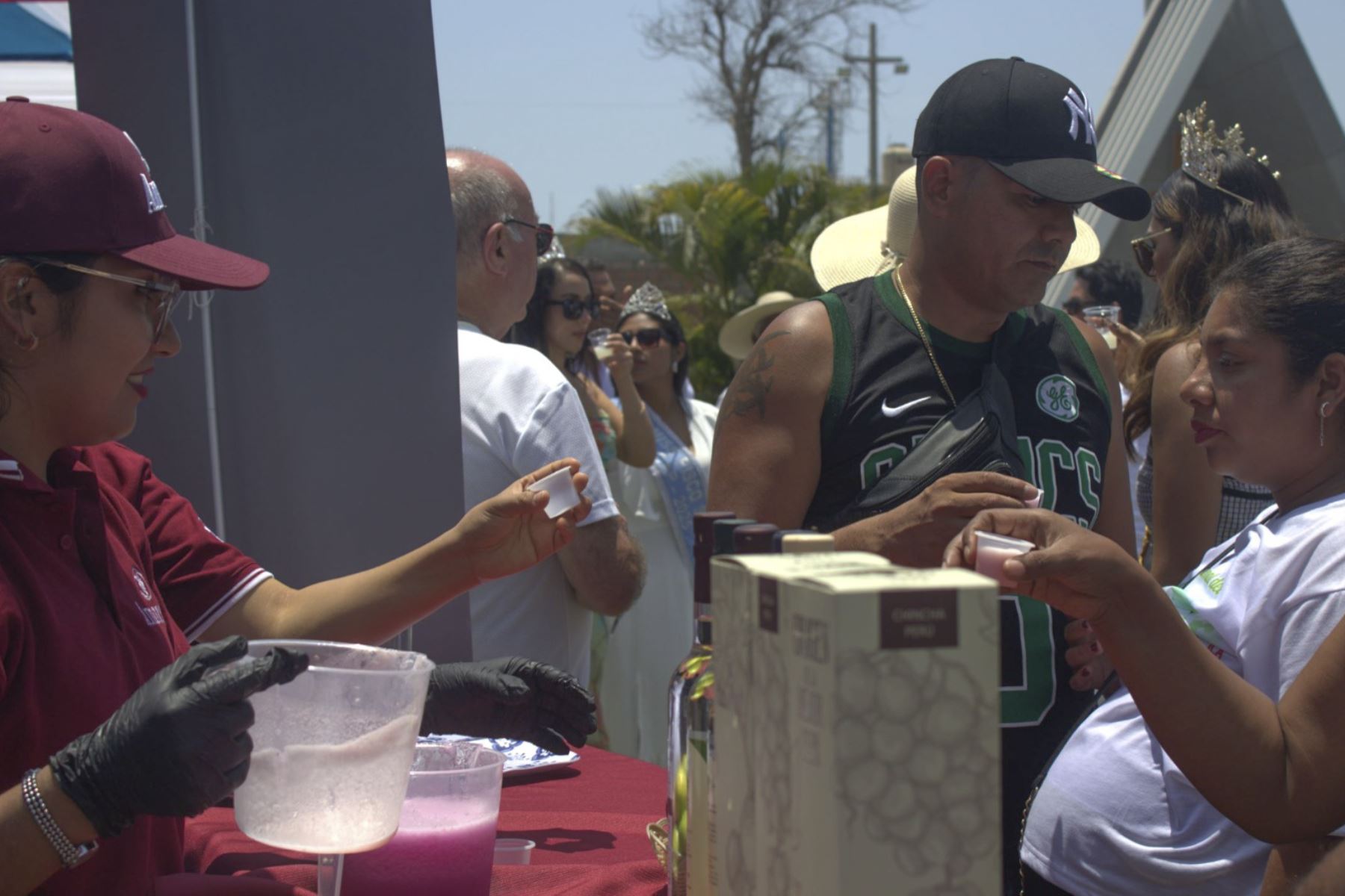 En Pisco se repartieron 5,000 copas de Pisco Sour a los asistentes a la celebración del cóctel bandera del Perú.ANDINA/Difusión