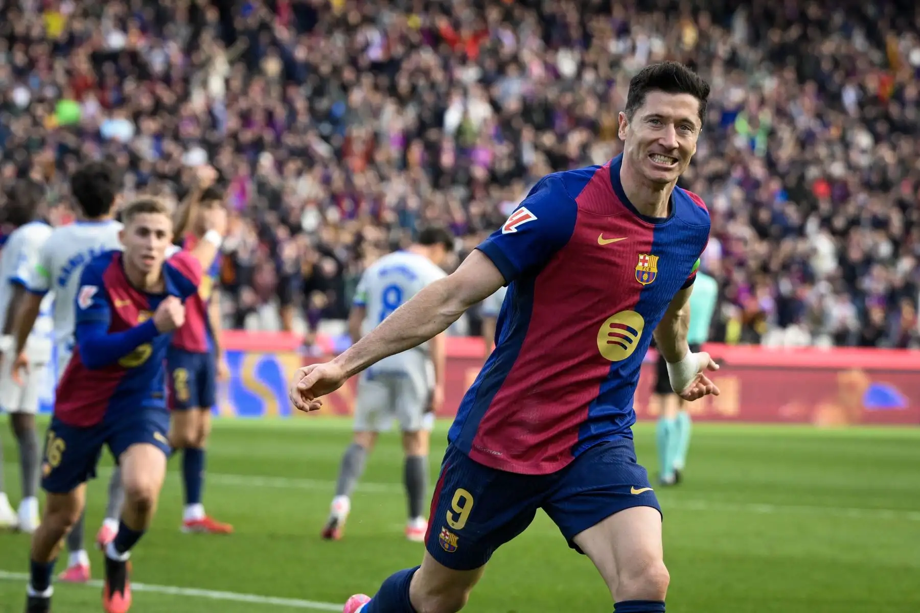 El delantero polaco del Barcelona, ​​Robert Lewandowski , celebra tras marcar su primer gol durante el partido de fútbol de la liga española entre el FC Barcelona y el Deportivo Alavés.
Foto: AFP