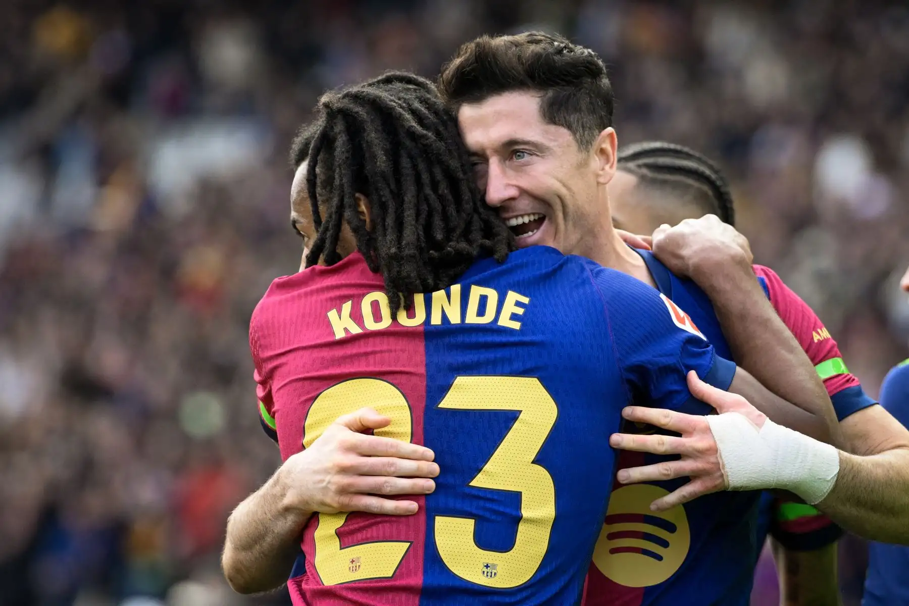 El delantero polaco del Barcelona, Robert Lewandowski celebra con su compañero de equipo el defensor francés del Barcelona,Jules Kounde después de marcar su primer gol durante el partido de fútbol de la liga española entre el FC Barcelona y el Deportivo Alavés.
Foto: AFP