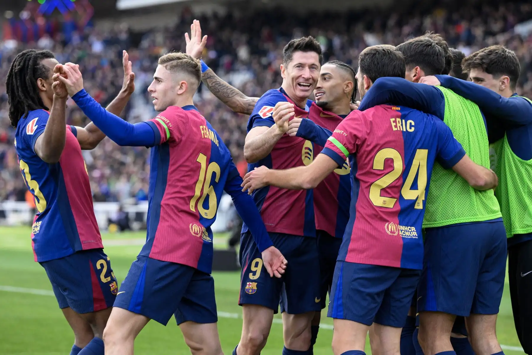 El delantero polaco del Barcelona, ​​Robert Lewandowski , celebra con sus compañeros de equipo tras marcar su primer gol durante el partido de fútbol de la liga española entre el FC Barcelona y el Deportivo Alavés.
Foto: AFP