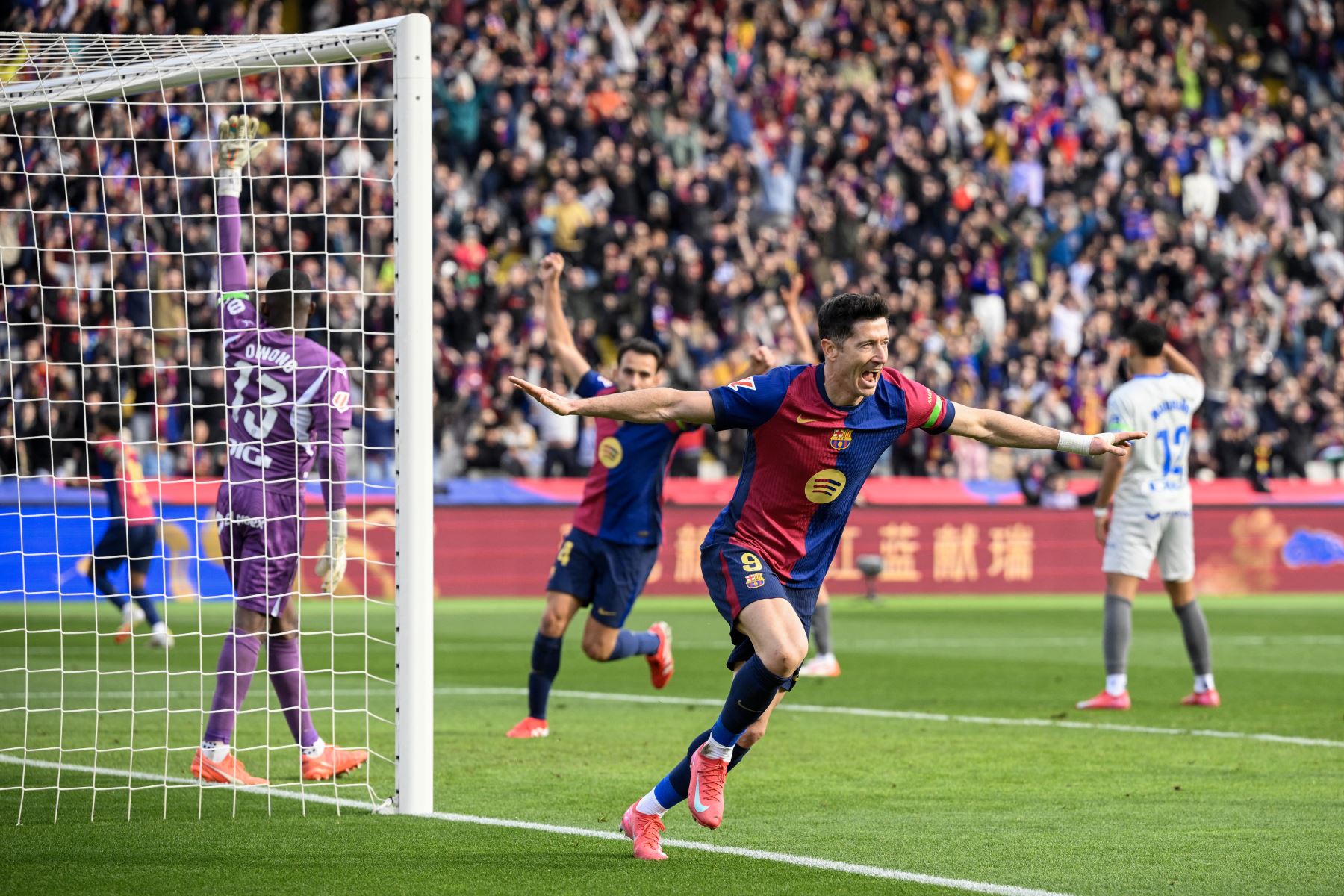 Barcelona gana 1 a 0 al Deportivo Alavés durante el partido de fútbol ...
