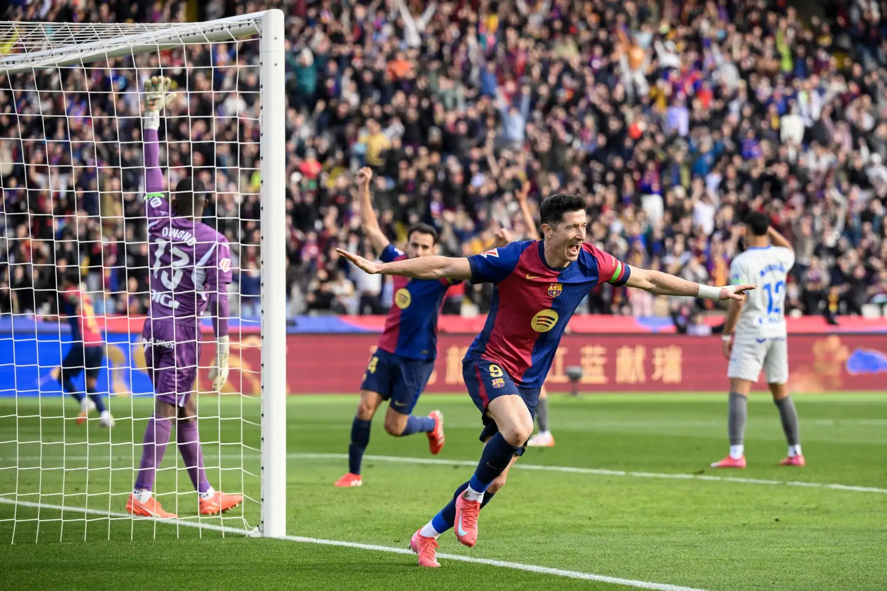 El delantero polaco del Barcelona, ​​Robert Lewandowski , celebra tras marcar su primer gol durante el partido de fútbol de la liga española entre el FC Barcelona y el Deportivo Alavés.
Foto: AFP