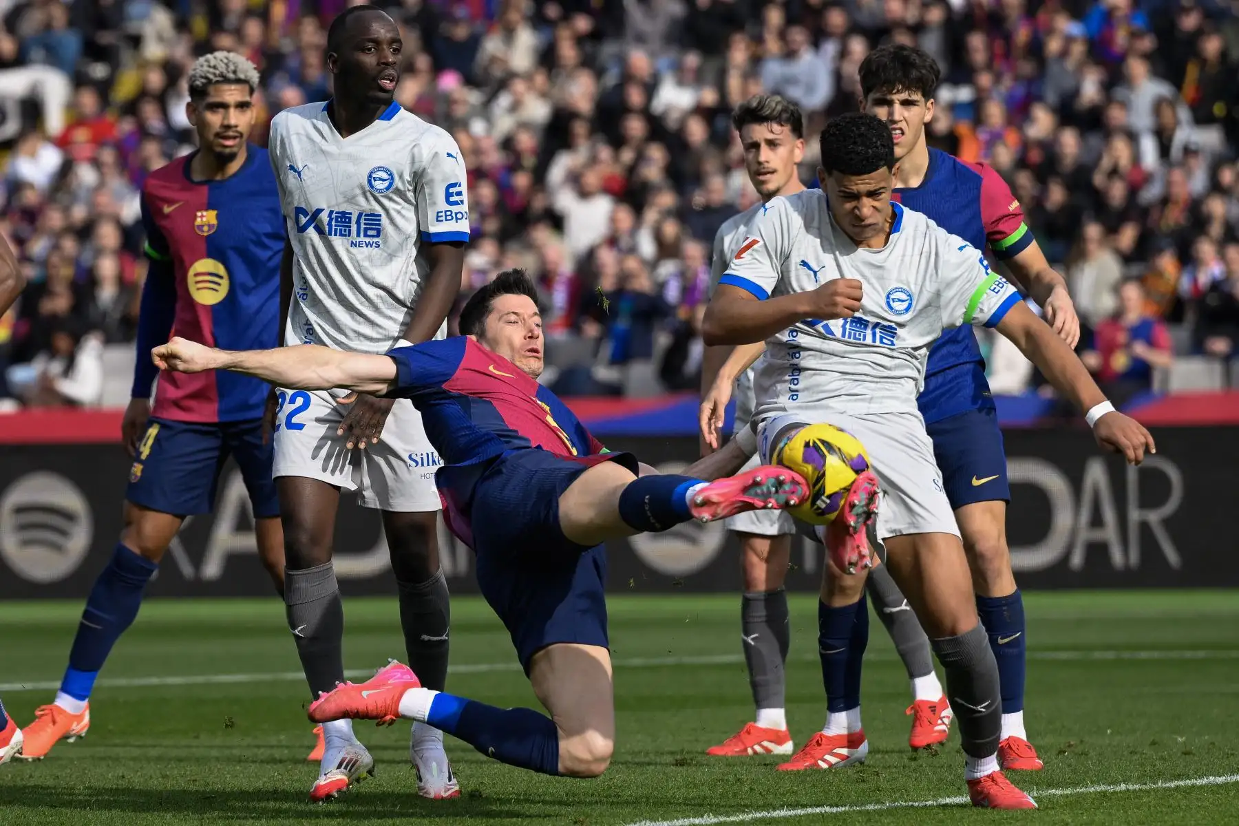 El delantero polaco del Barcelona, Robert Lewandowski patea desafiado por el defensor uruguayo del Alavés, Santiago Mourino durante el partido de fútbol de la liga española entre el FC Barcelona y el Deportivo Alavés.
Foto: AFP