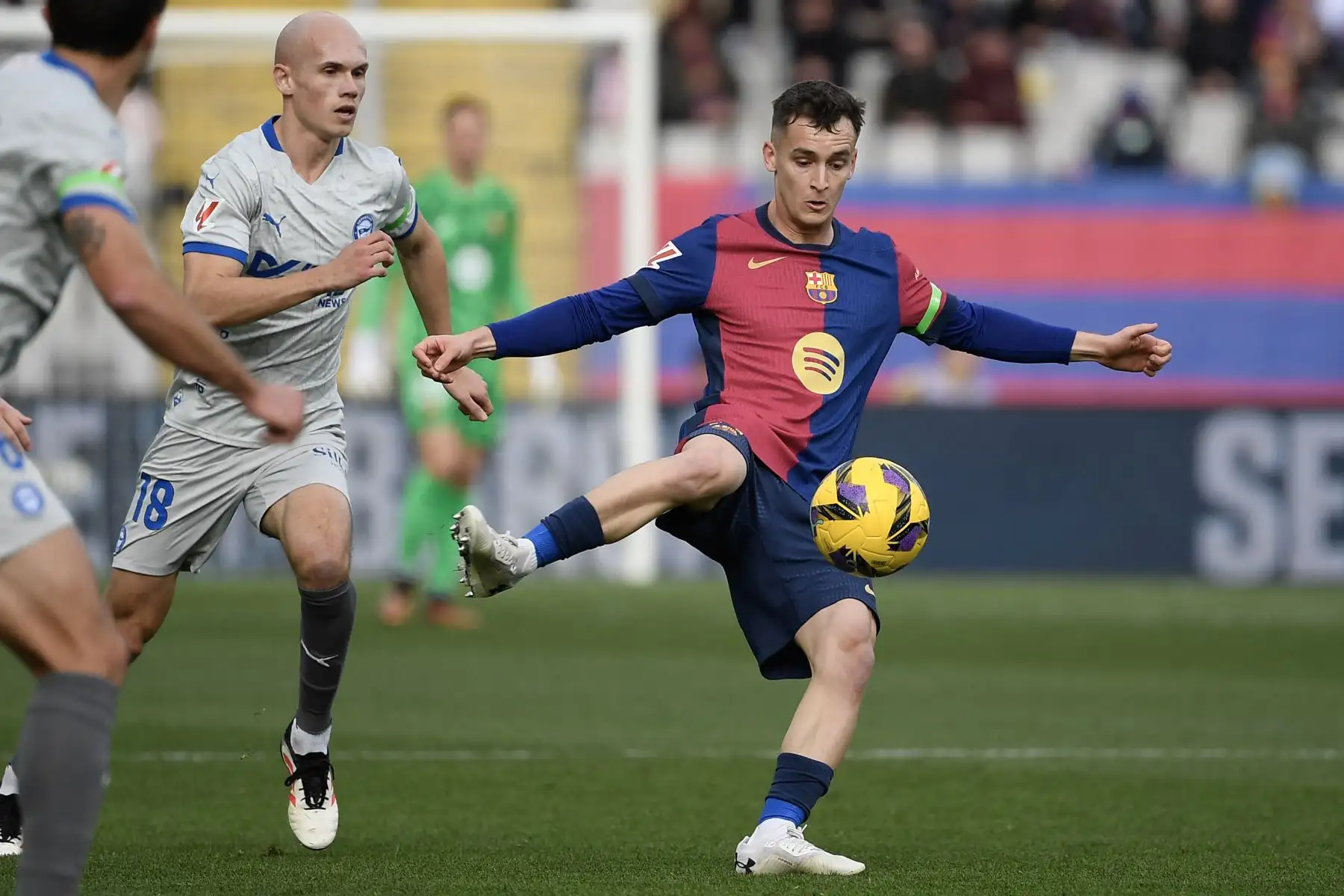 El centrocampista español del Barcelona, Marc Casado patea el balón desafiado por el mediocampista español del Alavés, Jon Guridi durante el partido de fútbol de la liga española entre el FC Barcelona y el Deportivo Alavés.
Foto: AFP