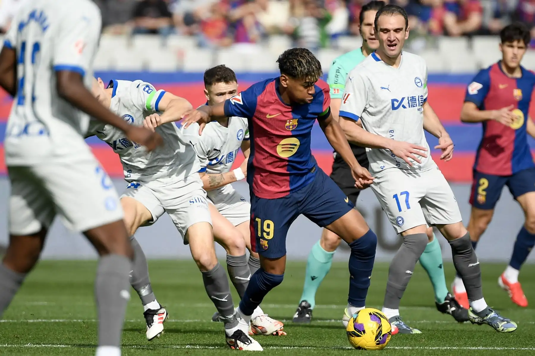 El delantero español del Barcelona, Lamine Yamal  evade al centrocampista español del Alavés, Jon Guridi  y al delantero español del Alavés,  Kike durante el partido de fútbol de la liga española entre el FC Barcelona y el Deportivo Alavés.
Foto: AFP