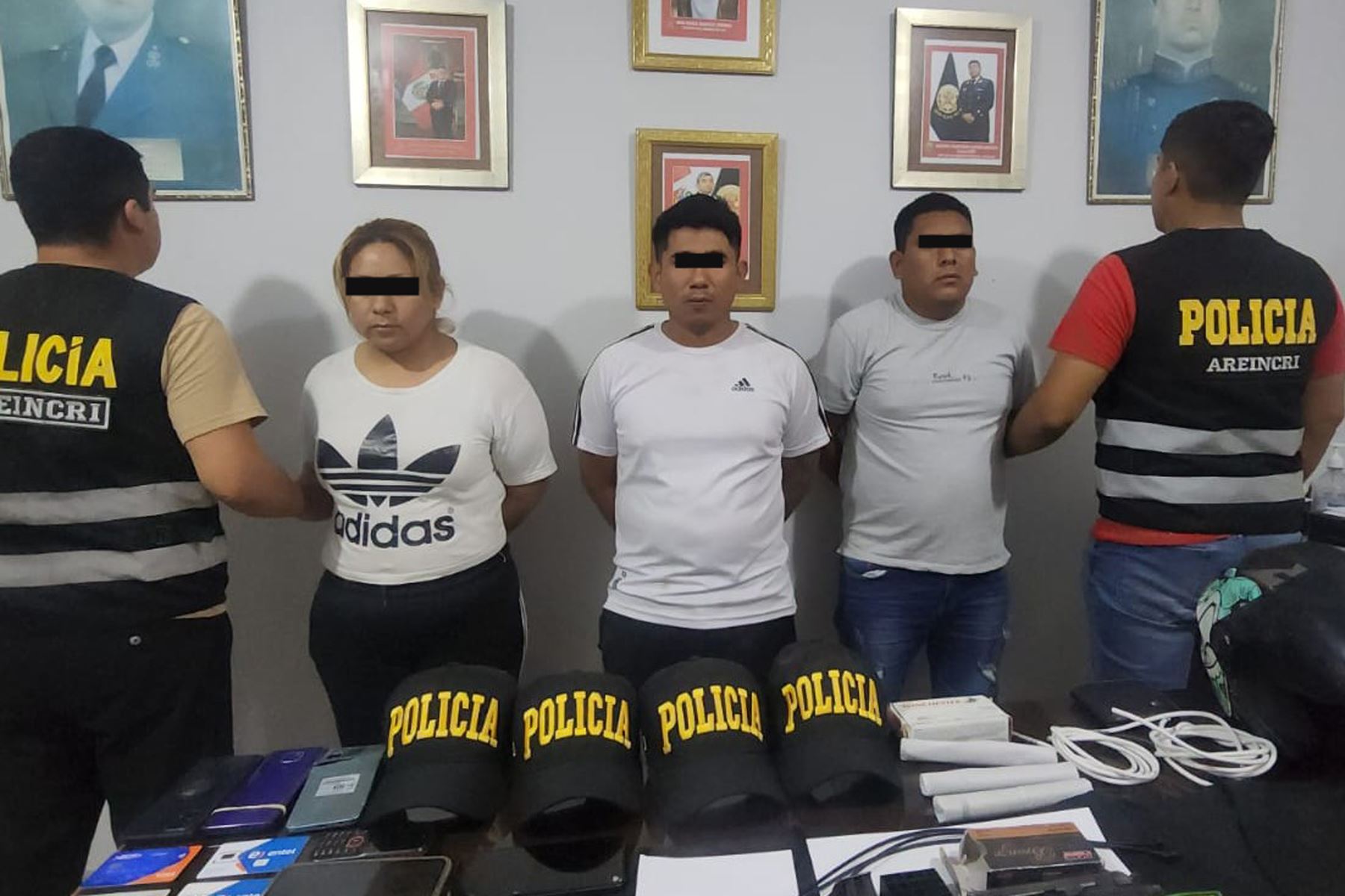 Operativo se ejecutó en dos puntos de la ciudad de Chimbote, lo que permitió la detención de Jean Carlos Benites Nolasco (30) “Chimuelo”, Juan Alexis Merino Contreras (28) “Chino” y Cristal Alison Cabrejos Mattos (32) “GringaANDINA/Difusión