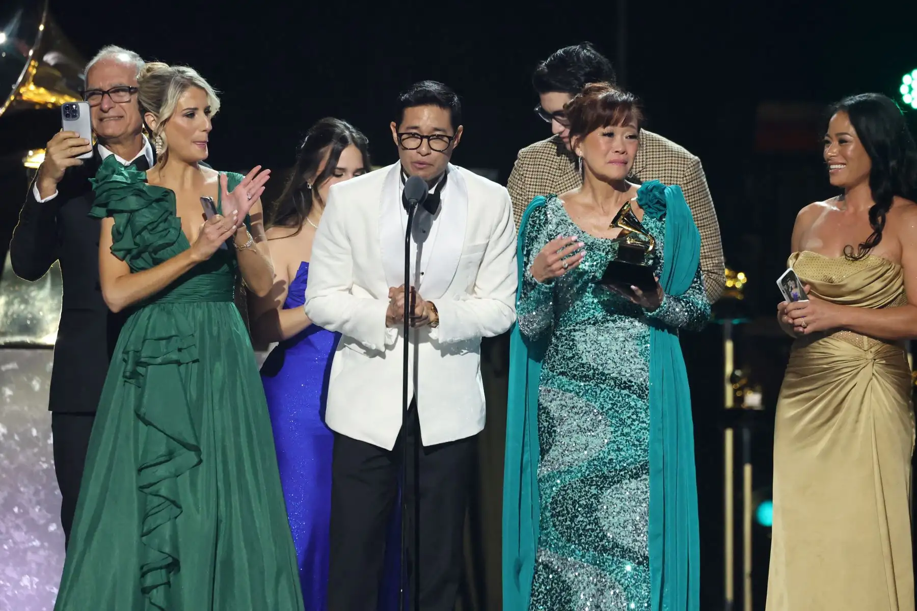Tony Succar y Mimy Succar aceptan el premio al Mejor Álbum Latino Tropical por "Alma, Corazón y Salsa (en vivo en el Gran Teatro Nacional)" en el escenario durante la ceremonia de estreno de los 67 Premios GRAMMY en Peacock Theatre .
Foto: AFP