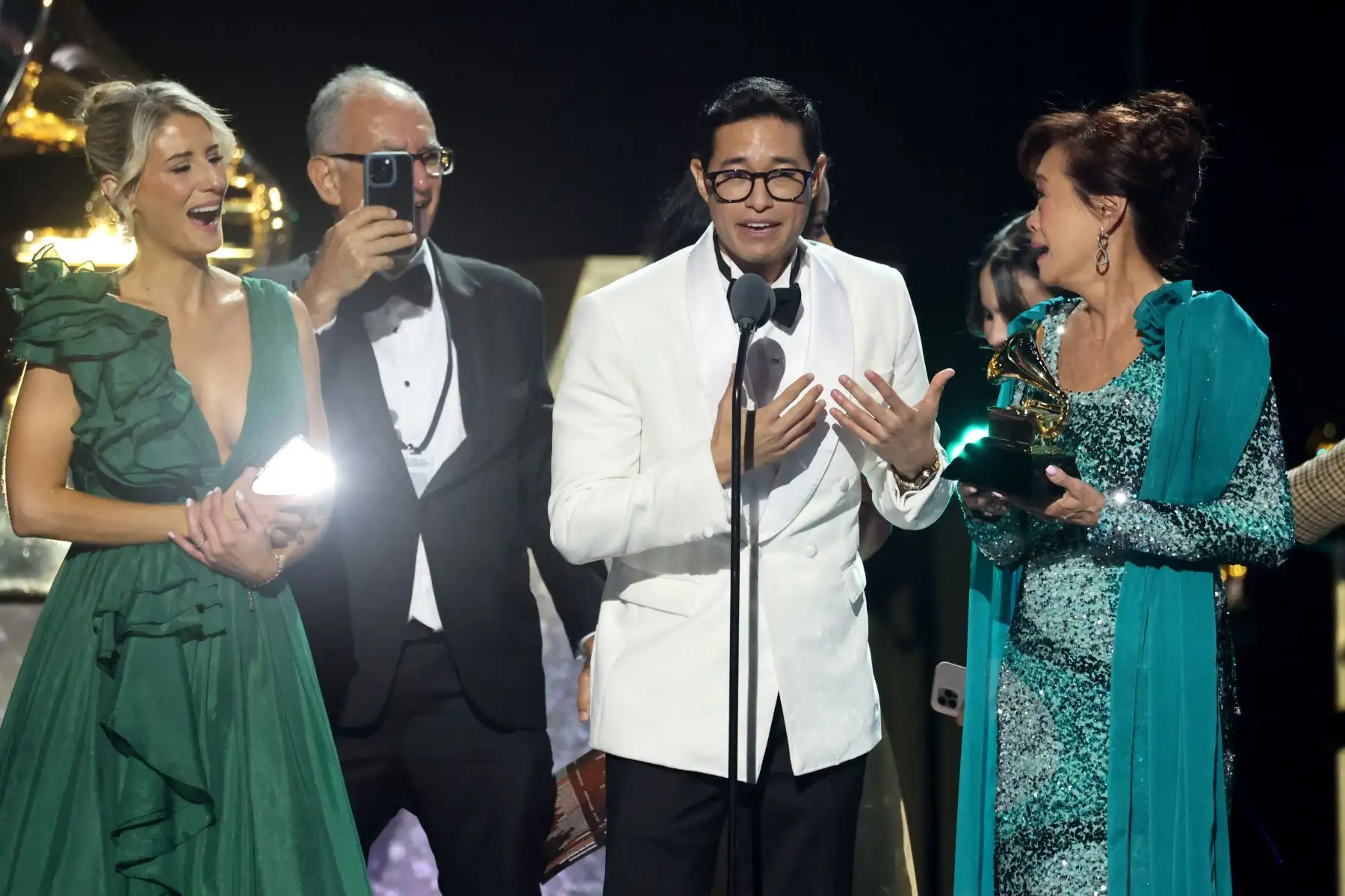 Tony Succar y Mimy Succar aceptan el premio al Mejor Álbum Latino Tropical por "Alma, Corazón y Salsa (en vivo en el Gran Teatro Nacional)" en el escenario durante la ceremonia de estreno de los 67 Premios GRAMMY en Peacock Theatre .
Foto: AFP