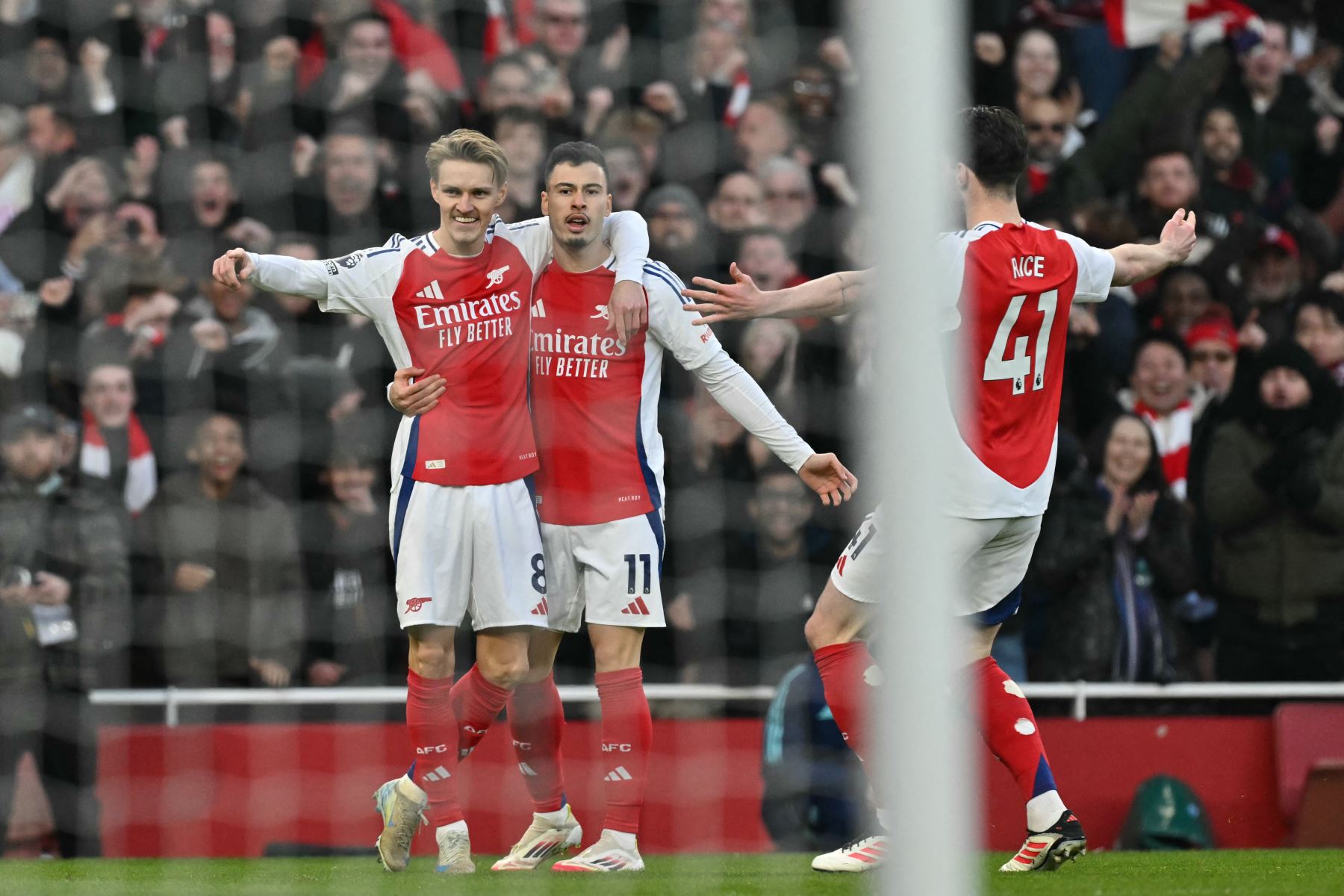 El mediocampista noruego del Arsenal,  Martin Odegaard  celebra con sus compañeros de equipo después de marcar el primer gol del partido de fútbol de la Premier League inglesa entre Arsenal y Manchester City .
Foto: AFP