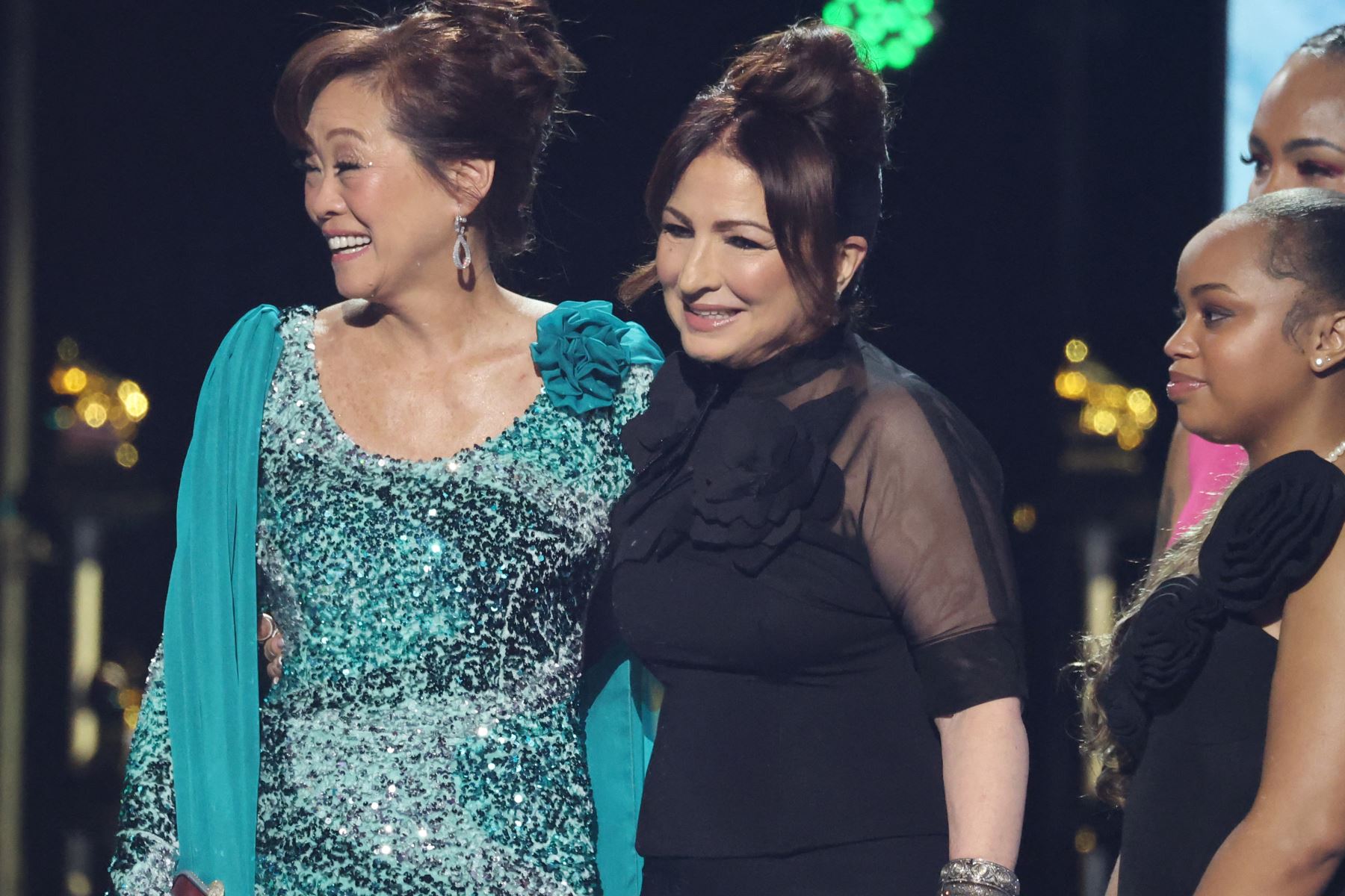 Sheila E., Mimy Succar y Gloria Estefan aceptan el premio a la Mejor Interpretación Musical Global por "Bemba Colorá" en el escenario durante la ceremonia de estreno de los 67 Premios GRAMMY en el Peacock Theatre.
Foto: AFP