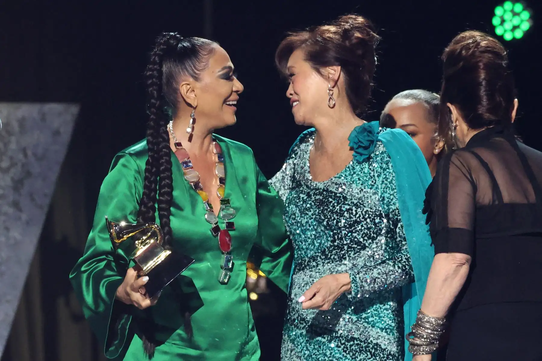 Sheila E., Mimy Succar y Gloria Estefan aceptan el premio a la Mejor Interpretación Musical Global por "Bemba Colorá" en el escenario durante la ceremonia de estreno de los 67 Premios GRAMMY en el Peacock Theatre.
Foto: AFP