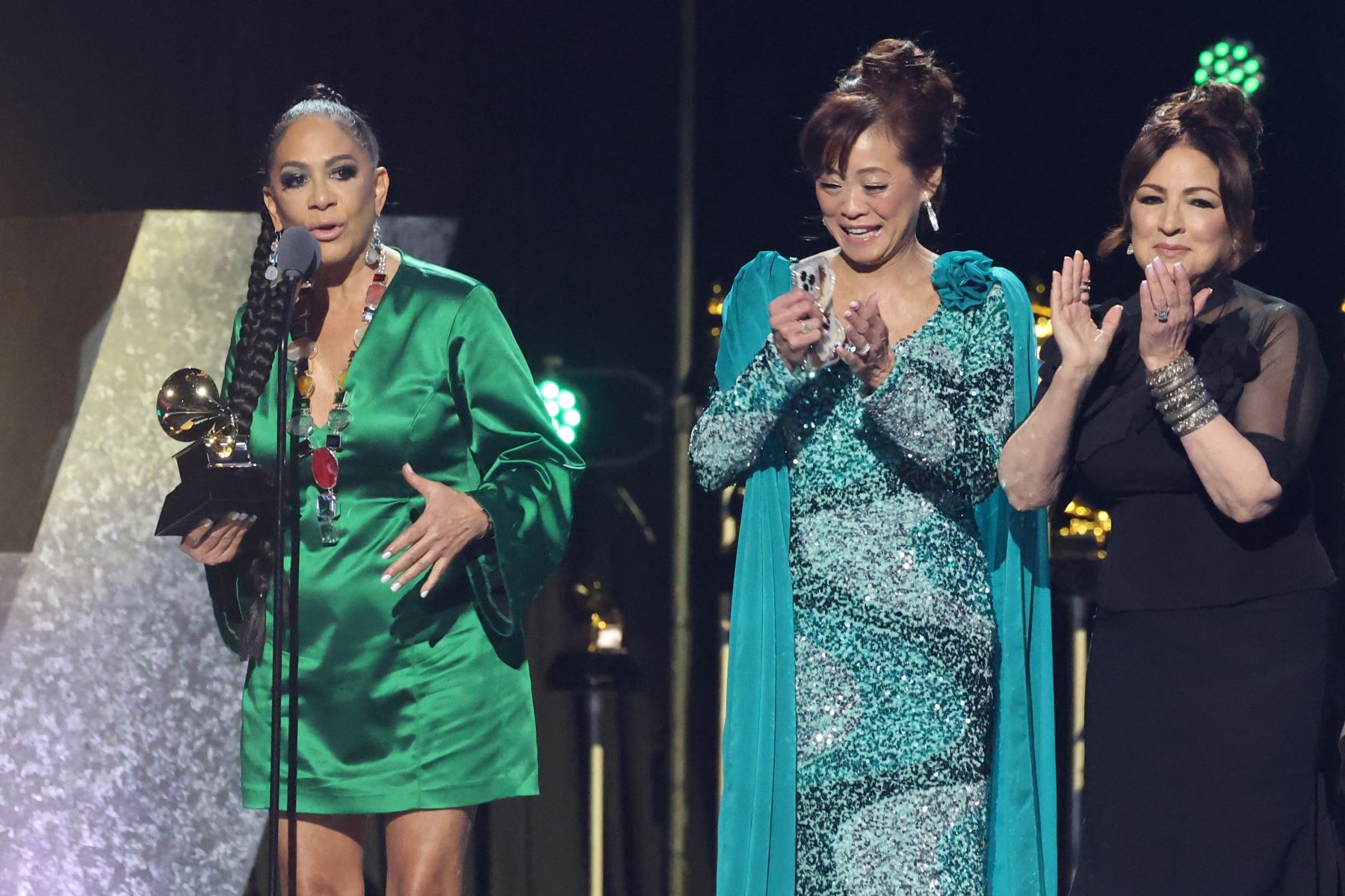 Sheila E., Mimy Succar y Gloria Estefan ganan el premio a la Mejor Interpretación Musical Global por "Bemba Colorá" en el escenario durante la ceremonia de estreno de los 67 Premios GRAMMY en el Peacock Theatre.
 AFP