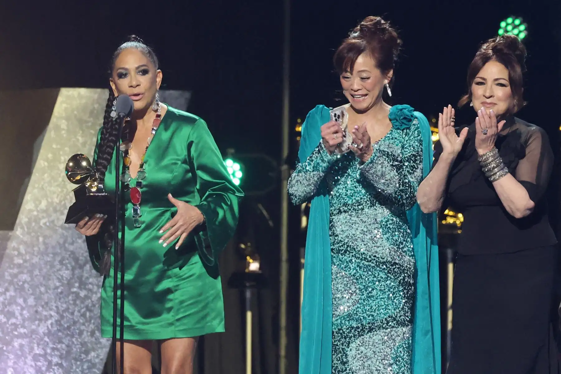 Sheila E., Mimy Succar y Gloria Estefan ganan el premio a la Mejor Interpretación Musical Global por "Bemba Colorá" en el escenario durante la ceremonia de estreno de los 67 Premios GRAMMY en el Peacock Theatre.
 AFP
