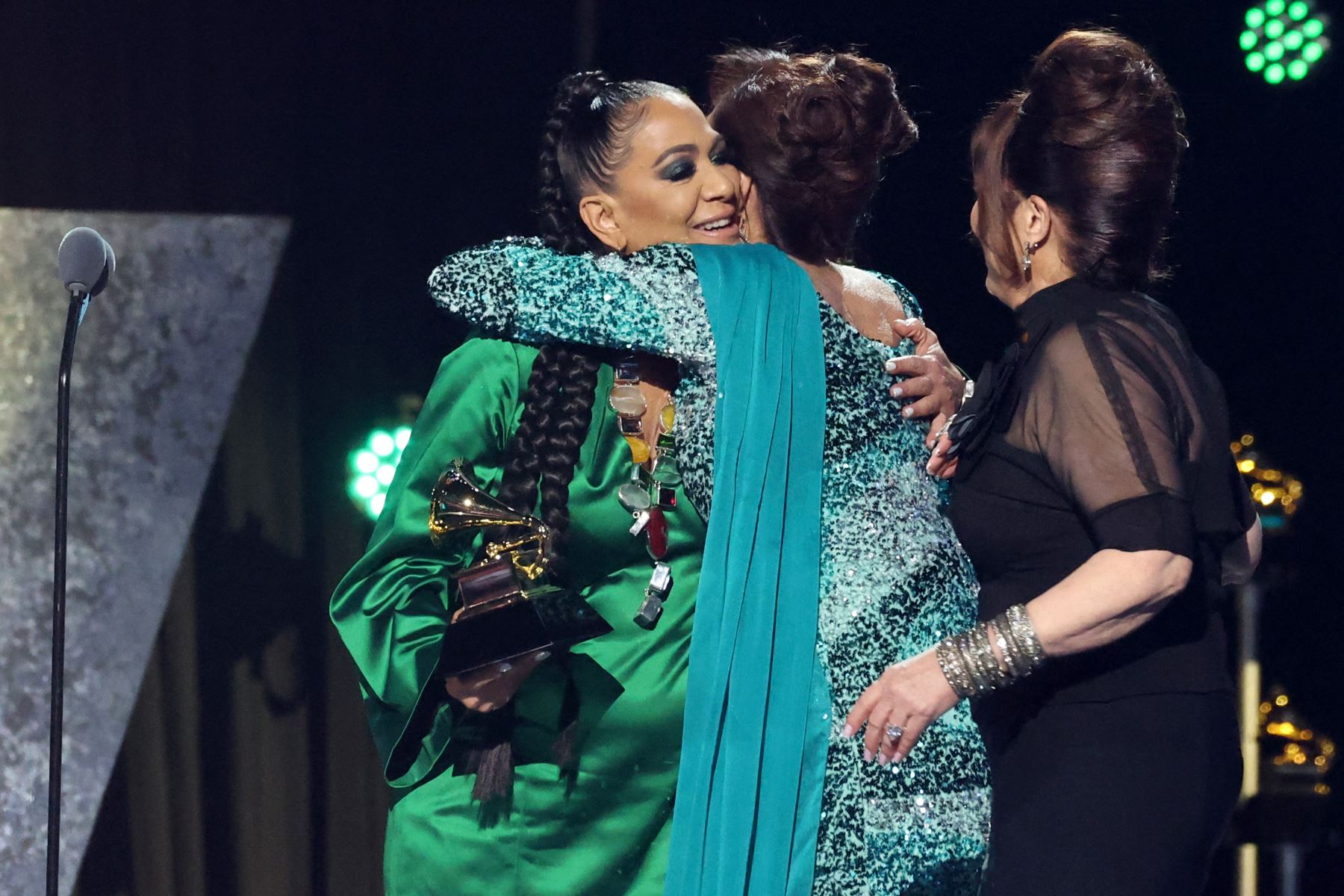 Sheila E., Mimy Succar y Gloria Estefan ganan el premio a la Mejor Interpretación Musical Global por "Bemba Colorá" en el escenario durante la ceremonia de estreno de los 67 Premios GRAMMY en el Peacock Theatre.
 AFP