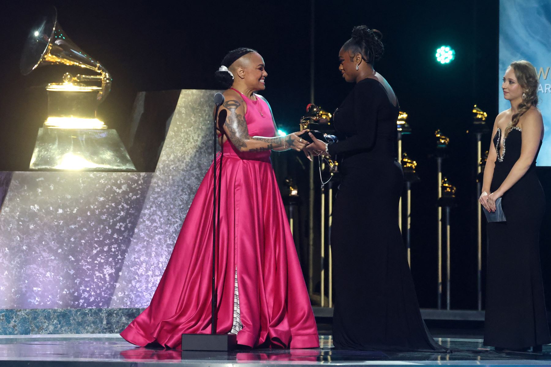 Samara Joy  acepta el premio a la Mejor Interpretación de Jazz por "Twinkle Twinkle Little Me" de Queen Sheba en el escenario durante la ceremonia de estreno de los 67º Premios GRAMMY en el Peacock Theatre.
Foto: AFP