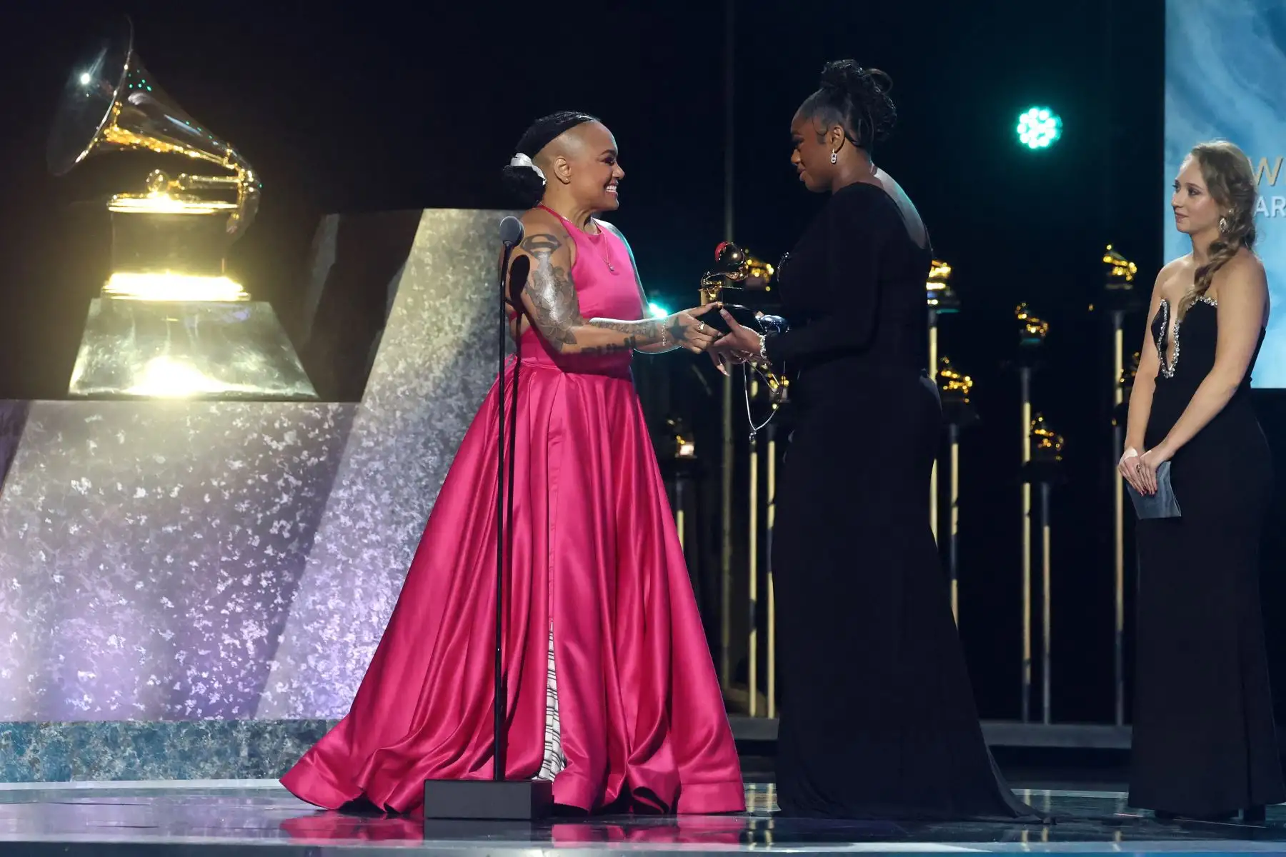 Samara Joy  acepta el premio a la Mejor Interpretación de Jazz por "Twinkle Twinkle Little Me" de Queen Sheba en el escenario durante la ceremonia de estreno de los 67º Premios GRAMMY en el Peacock Theatre.
Foto: AFP