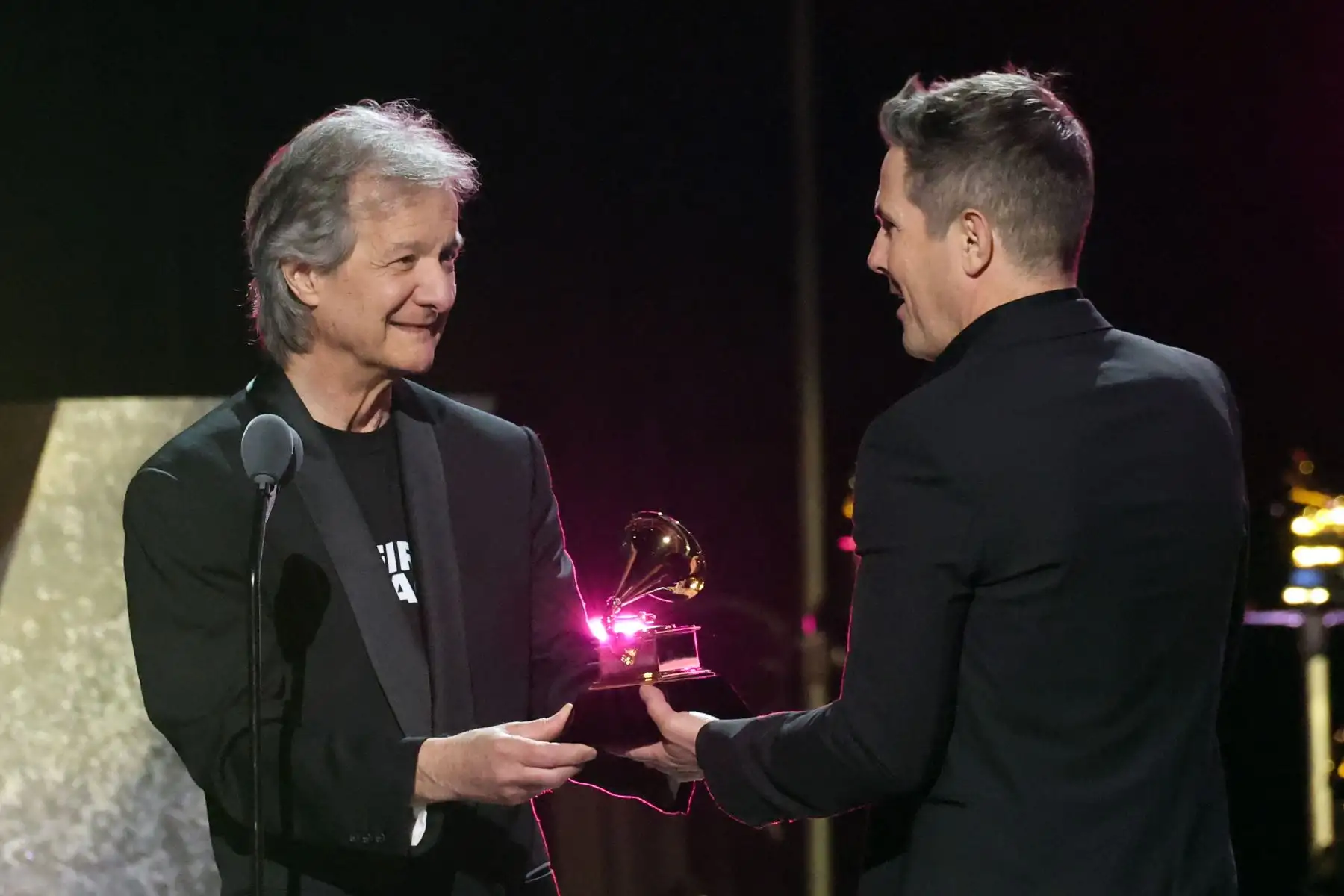 Steven Gizicki  acepta el premio a la Mejor Banda Sonora Compilación para Medios Visuales por "Maestro: Música de Leonard Bernstein" de Bob Clearmountain en el escenario durante la ceremonia de estreno de los 67º Premios GRAMMY en Peacock Teatro.
Foto: AFP