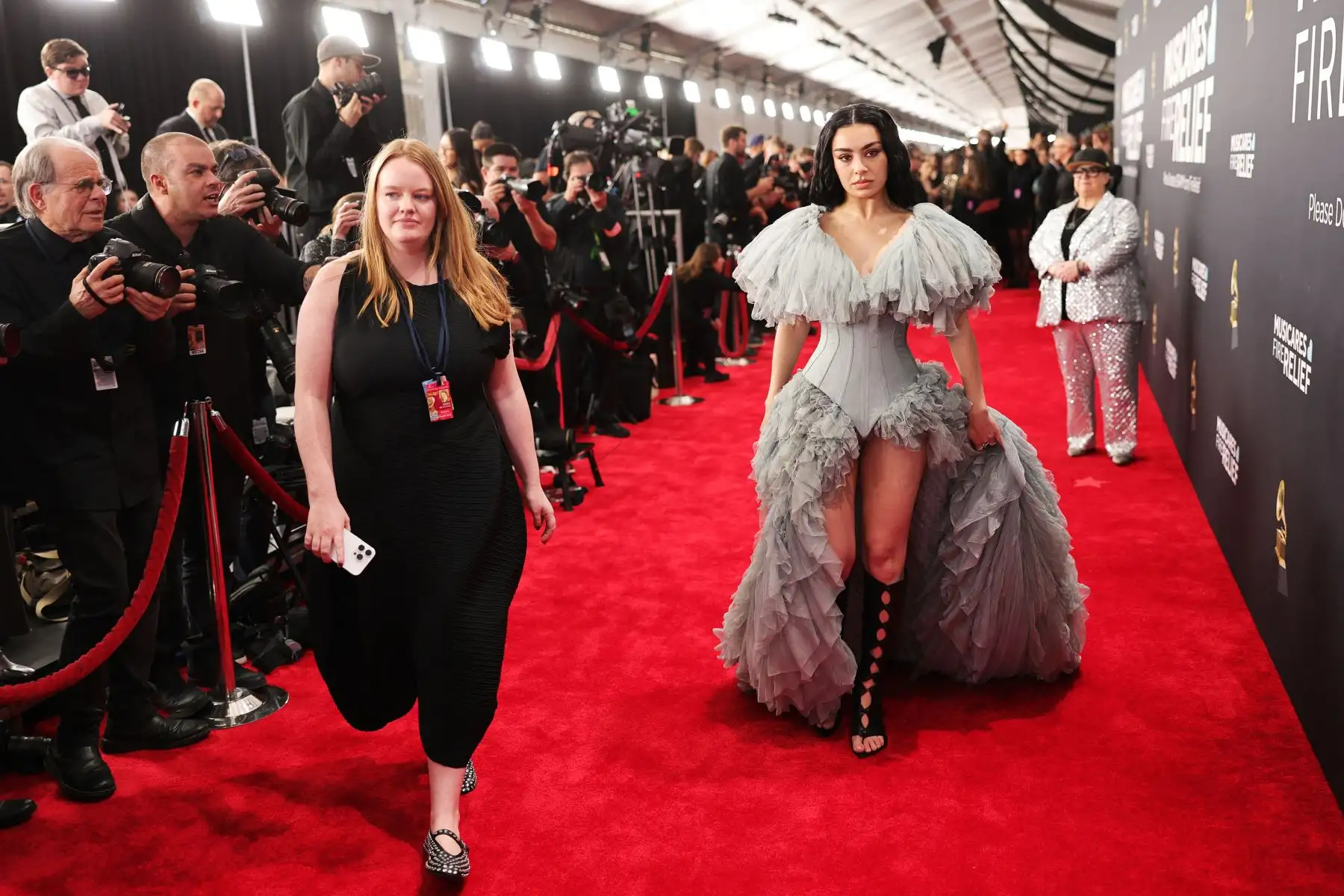 Charli XCX asiste a la 67ª Entrega Anual del GRAMMY en los Ángeles, California. 
Foto: AFP