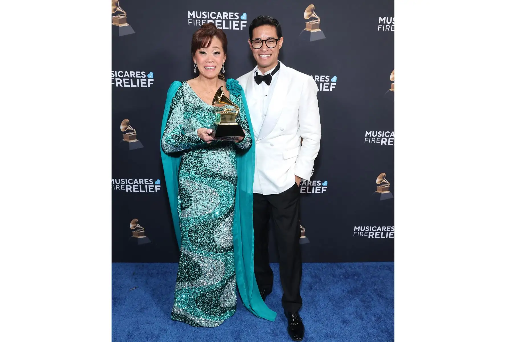 Mimy Succar y Tony Succar posan con el premio al Mejor Álbum Latino Tropical por "Alma, Corazón y Salsa (en vivo en el Gran Teatro Nacional)" detrás del escenario durante la ceremonia de estreno de la 67ª Entrega Anual de los Premios GRAMMY en Peacock Teatro.
Foto: AFP
