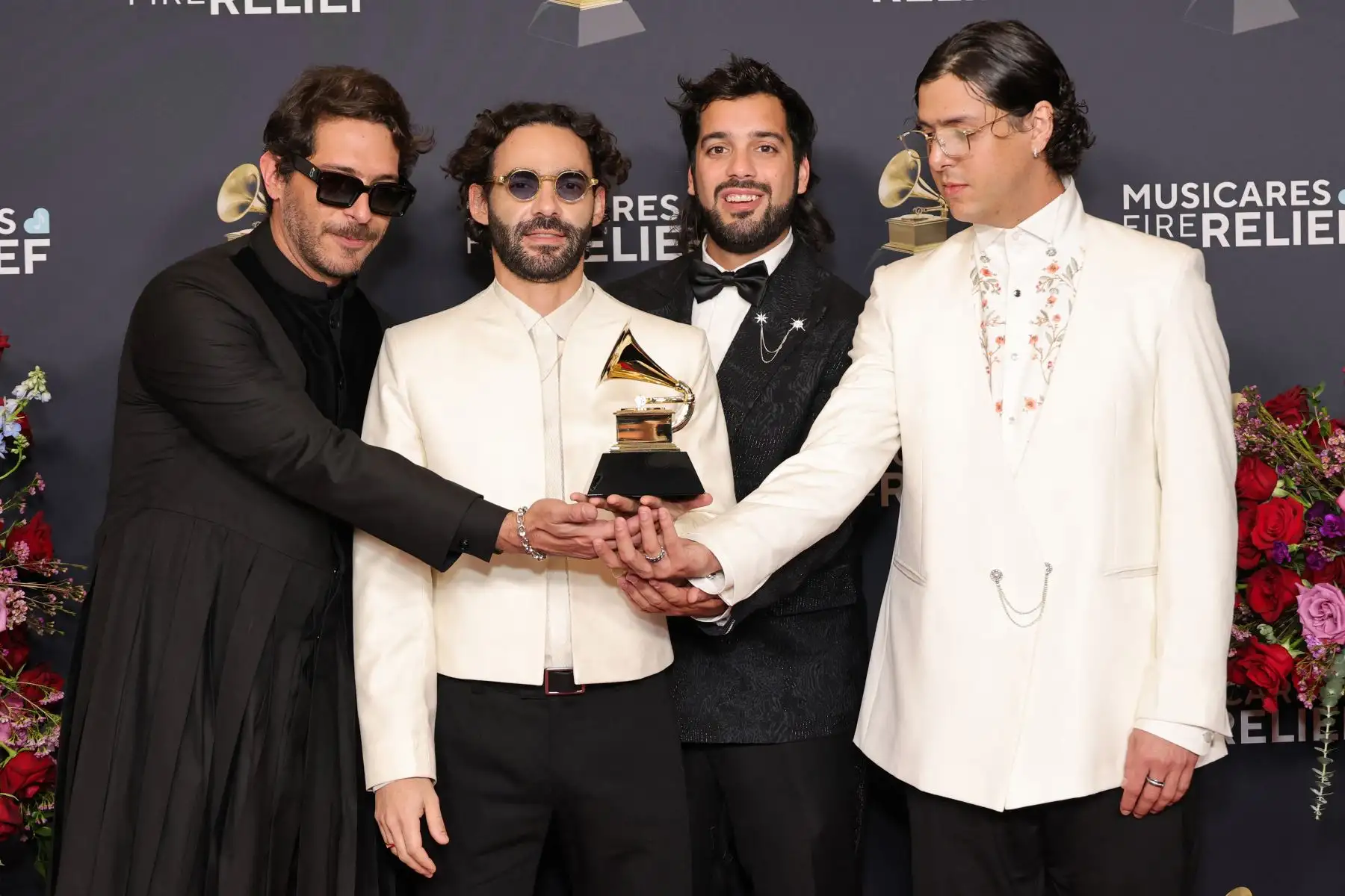 Alejandro Abeijón, Alberto Montenegro, Antonio Casas y Andrés Story of Rawayana, ganadores del Mejor Álbum de Rock Latino o Alternativo por “¿Quién trae las cornetas?”, posa en la sala de prensa durante La 67.a entrega anual de los premios GRAMMY.
Foto: AFP