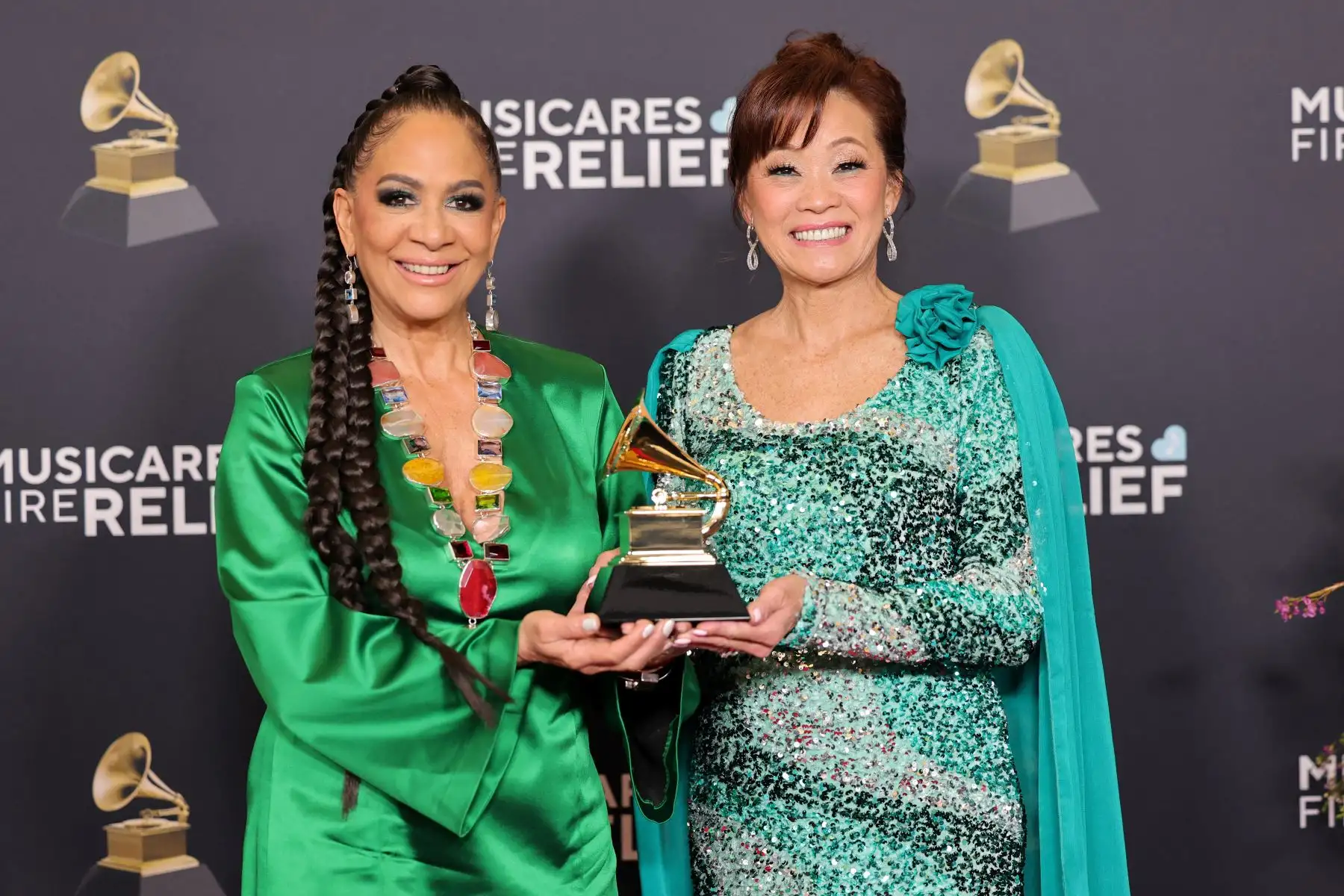 Sheila E y Mimy Succar, ganadoras de la Mejor Interpretación Musical Global por "Bemba Colorá", posan en la sala de prensa durante la 67a Entrega Anual de los GRAMMY.
Foto: AFP