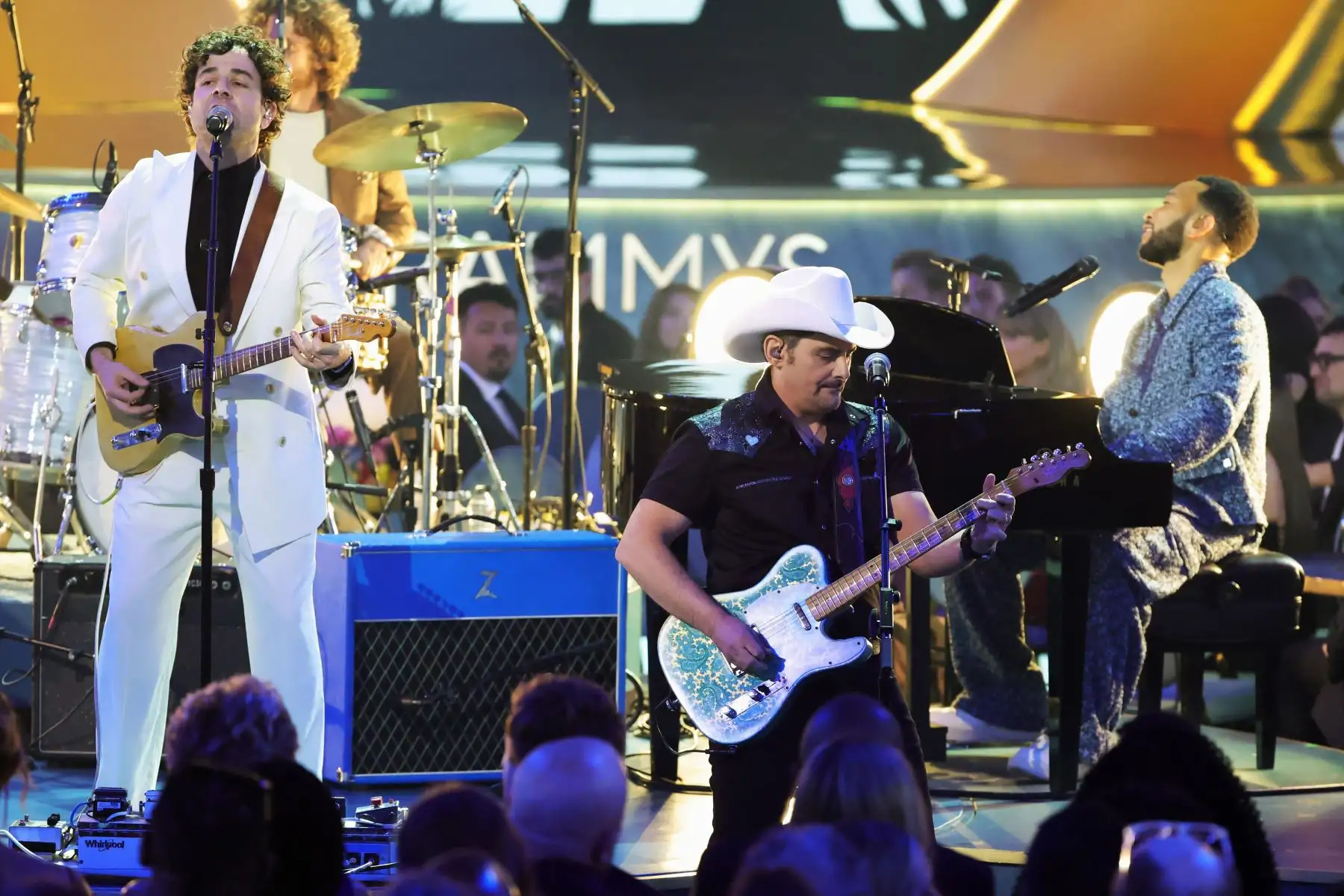 Taylor Goldsmith de Dawes, Brad Paisley y John Legend actúan en el escenario durante la 67.a Entrega Anual del GRAMMY.
Foto: AFP