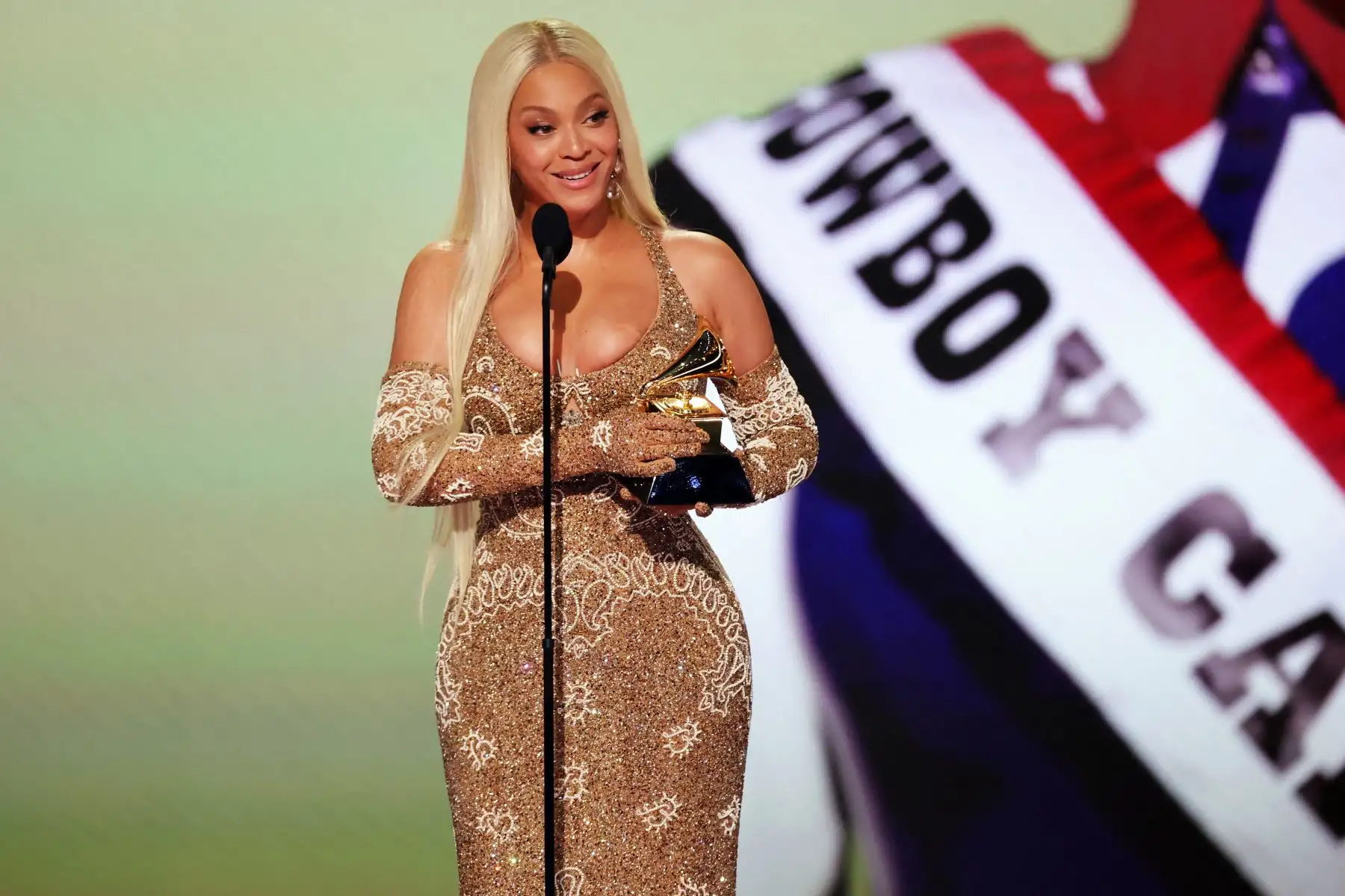 Beyoncé acepta el premio al Mejor Álbum Country por "COWBOY CARTER" en el escenario durante la 67ª Entrega Anual de los GRAMMY.
Foto: AFP