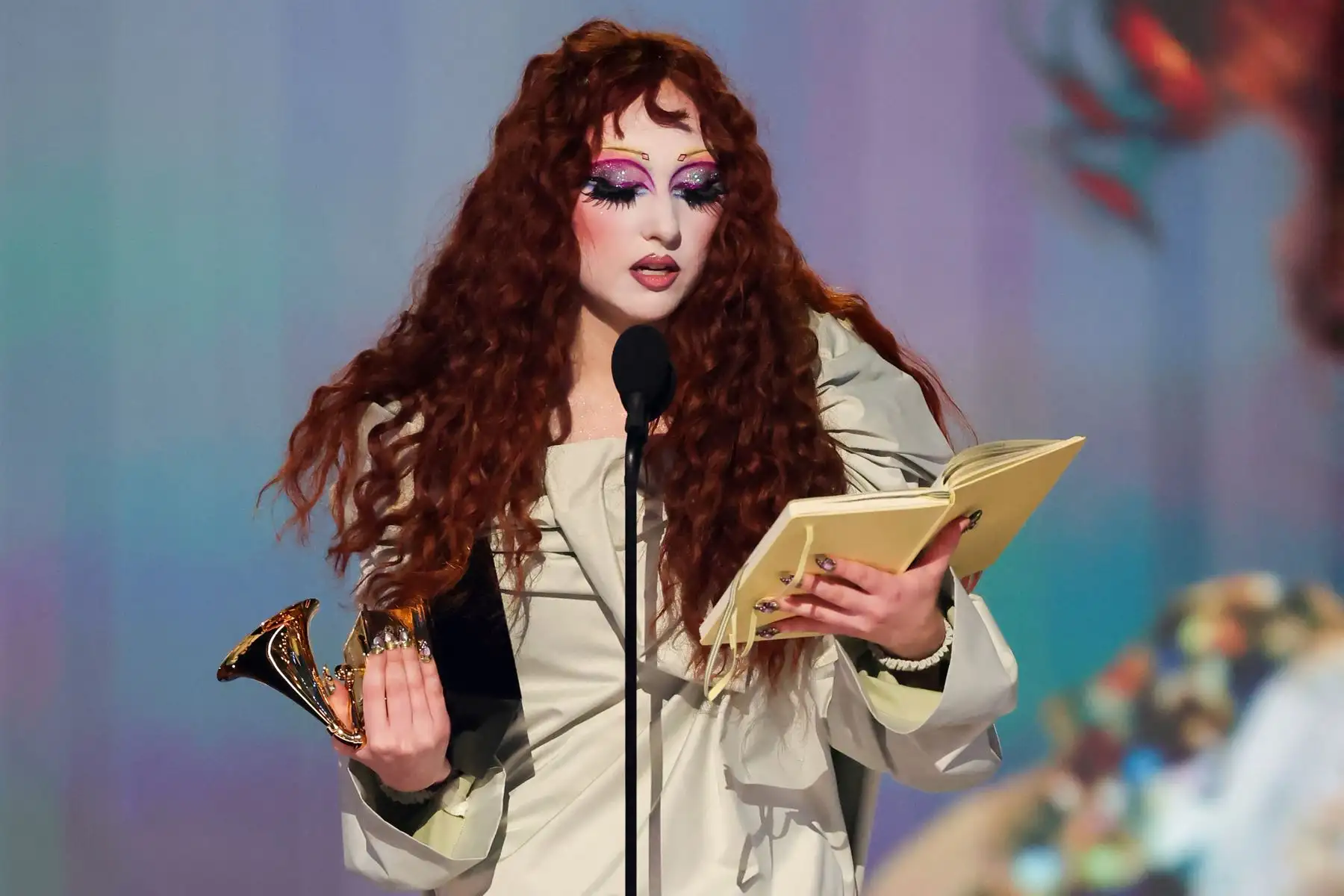 Chappell Roan acepta el premio al Mejor Artista Nuevo en el escenario durante la 67a Entrega Anual de los Premios GRAMMY.
Foto: AFP