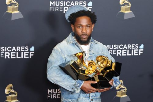 El rapero Kendric lamar posa con sus 5 premios obtenidos en la gala del domingo en el Crypto.com