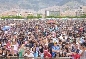 Miles de niños, jóvenes y adultos jugaron carnavales y bailaron con grupos locales y nacionales con motivo de las fiestas del tradicional Carnaval de Cajamarca. ANDINA/Difusión