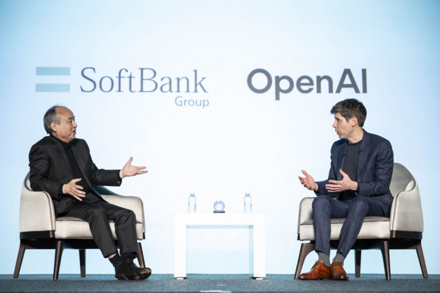 El presidente y director ejecutivo del grupo SoftBank, Masayoshi Son, y el director ejecutivo de OpenAI, Sam Altman, asisten a una sesión de charla en Tokio. El grupo SoftBank de Japón formará una empresa conjunta con el gigante tecnológico estadounidense OpenAI para ofrecer inteligencia artificial avanzada a las empresas. Foto: AFP