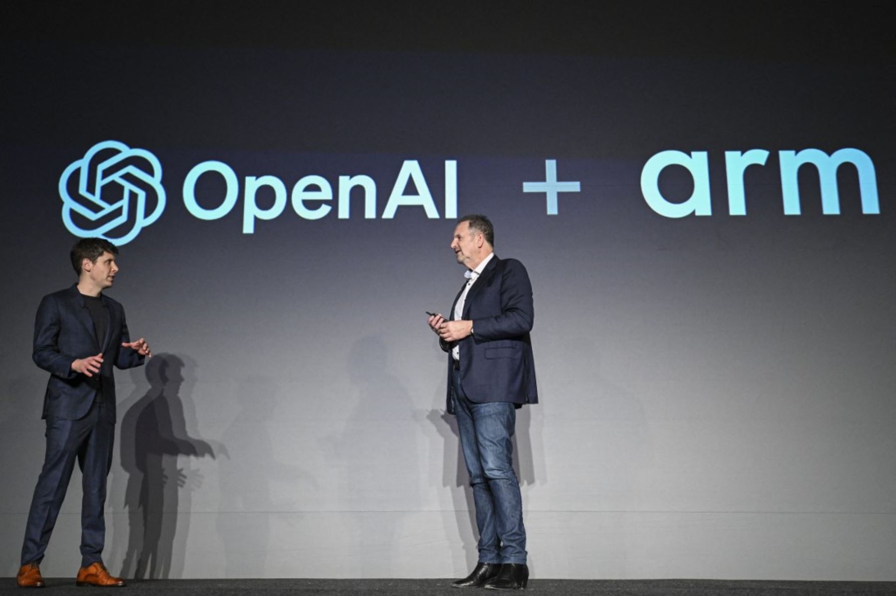 El director ejecutivo de OpenAI, Sam Altman  y el director ejecutivo de Arm, Rene Haas, asisten a una conferencia de prensa en Tokio. El grupo japonés SoftBank formará una empresa conjunta con el gigante tecnológico estadounidense OpenAI para ofrecer inteligencia artificial avanzada a las empresas, dijo el director ejecutivo de SoftBank, Masayoshi Son. AFP