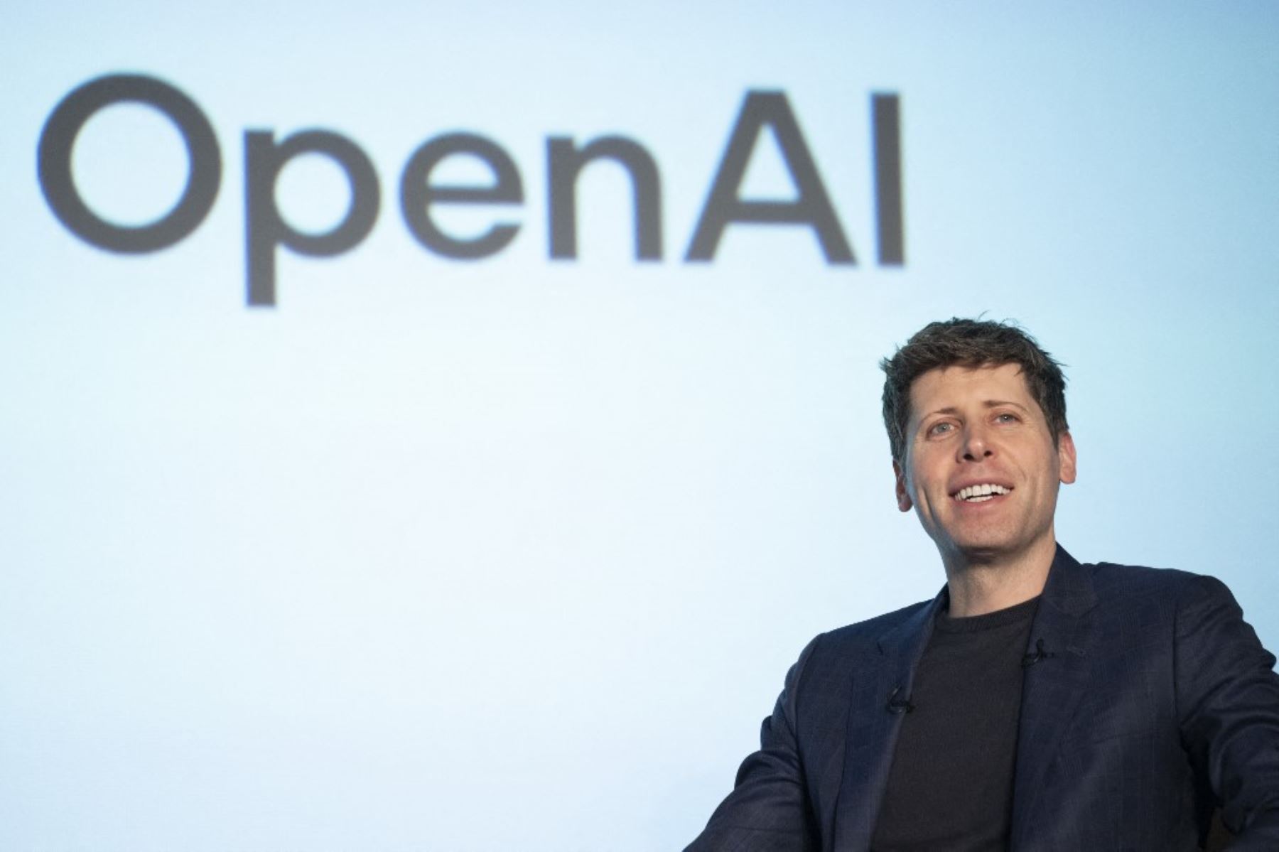 El director ejecutivo de OpenAI, Sam Altman, asiste a una sesión de conversación con el presidente y director ejecutivo del grupo SoftBank, Masayoshi Son, en Tokio. El grupo SoftBank de Japón formará una empresa conjunta con el gigante tecnológico estadounidense OpenAI para ofrecer inteligencia artificial avanzada a las empresas, dijo el director ejecutivo de SoftBank, Masayoshi Son. AFP