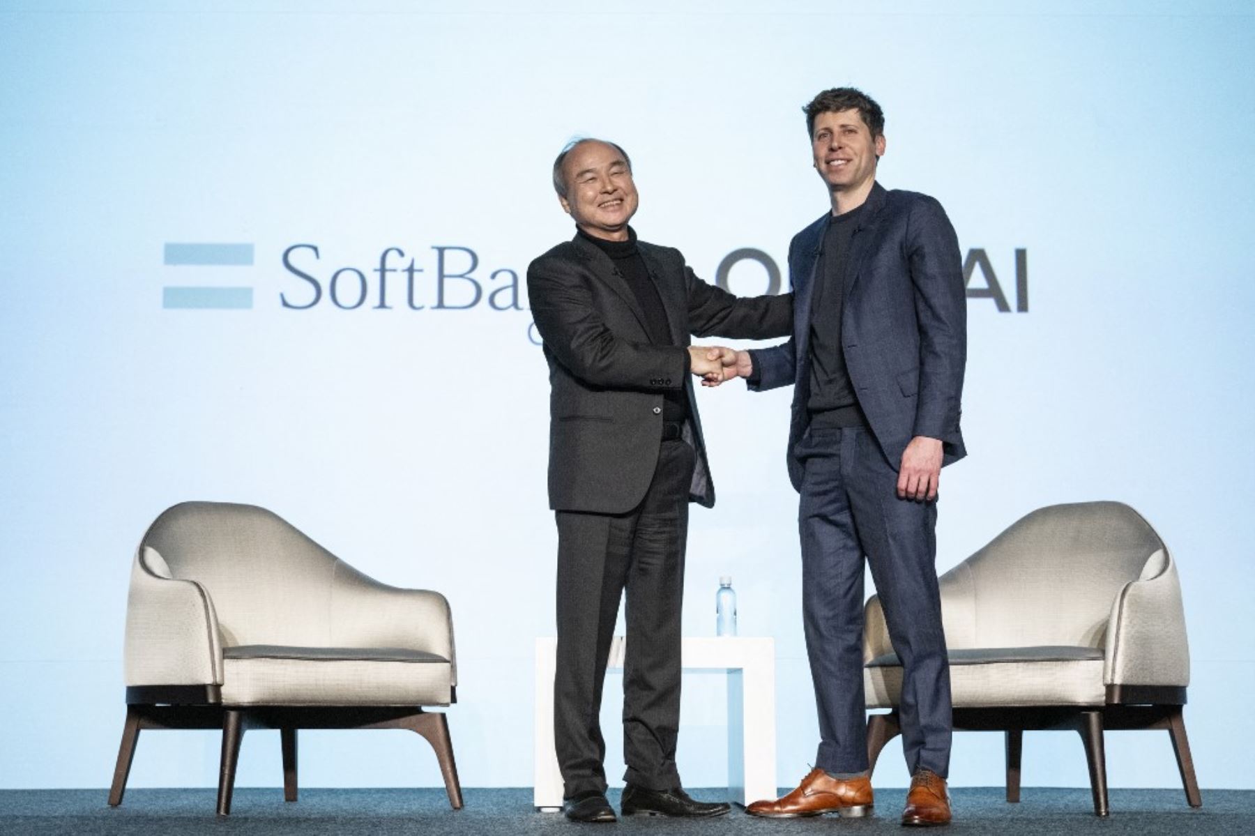 El presidente y director ejecutivo del grupo SoftBank, Masayoshi Son  y el director ejecutivo de OpenAI, Sam Altman, se estrechan la mano después de una sesión de conversación en Tokio.  AFP