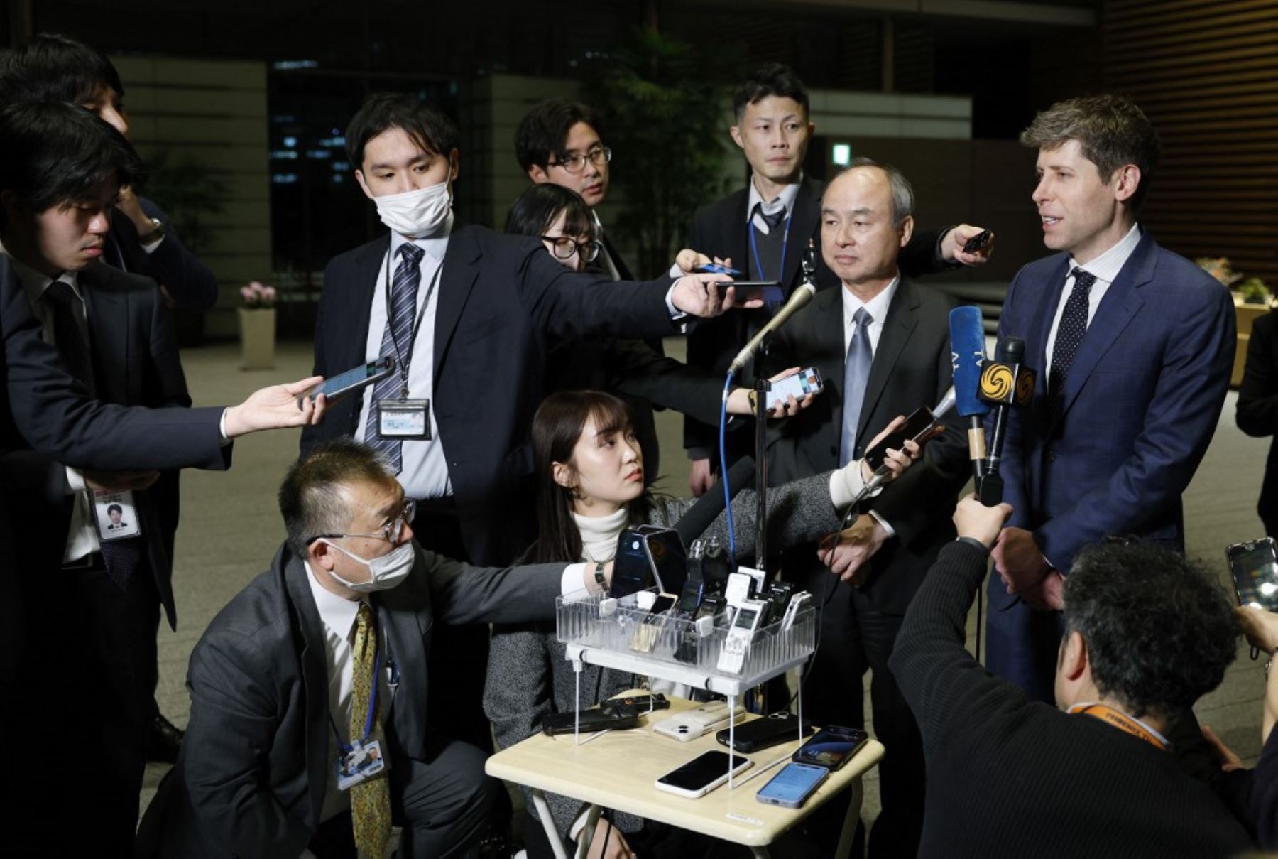 El presidente y director ejecutivo del grupo SoftBank, Masayoshi Son  y el director ejecutivo de OpenAI, Sam Altman  se reúnen con la prensa después de su reunión con el primer ministro japonés, Shigeru Ishiba  en la residencia oficial del primer ministro en Tokio. AFP