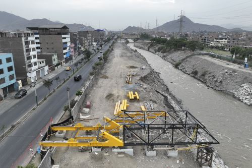 Trabajos de construcción e instalación del nuevo puente peatonal Bethania, que unirá los distritos de San Juan de Lurigancho y El Agustino