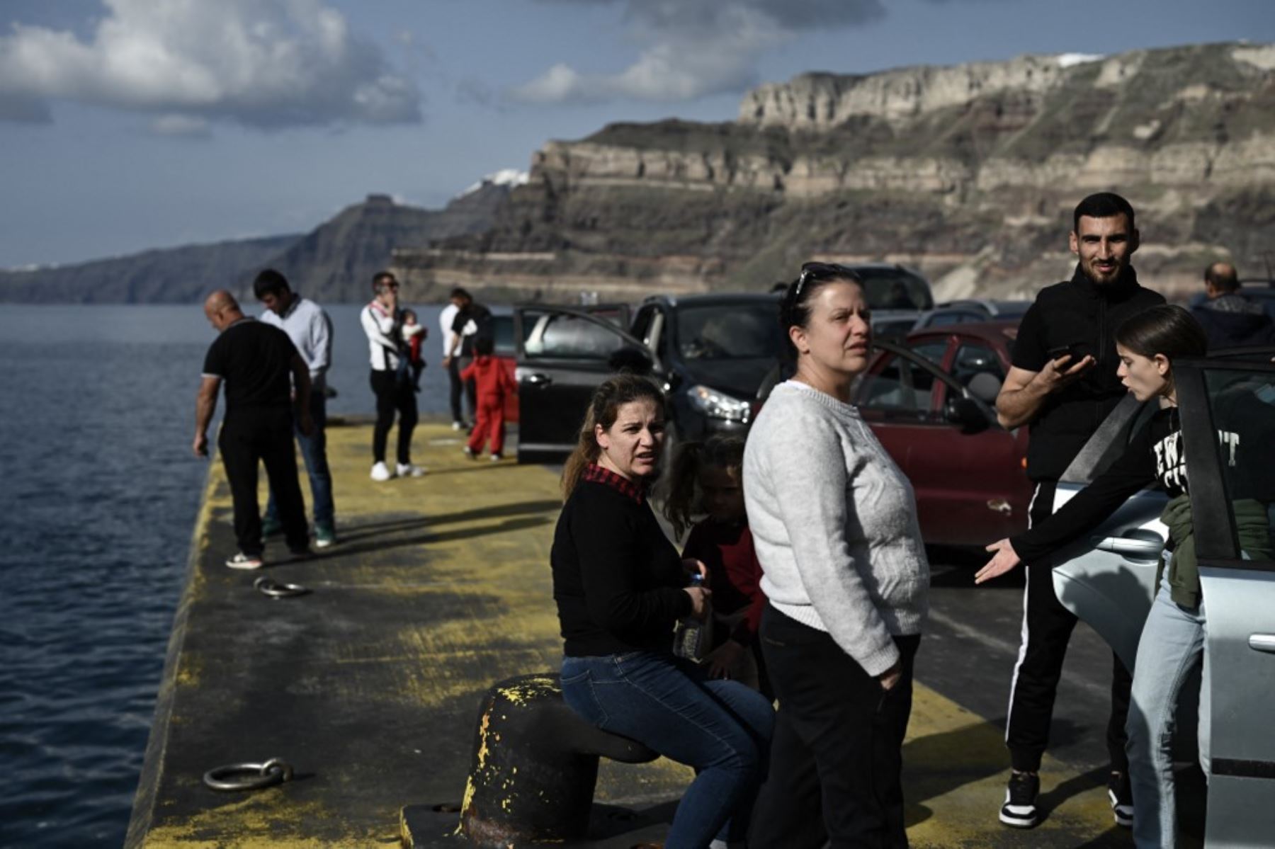 La gente espera en el muelle para embarcar en un ferry en el puerto de la isla griega de Santorini el 3 de febrero de 2025, mientras se preparan para partir tras los recurrentes sismos. Foto: AFP