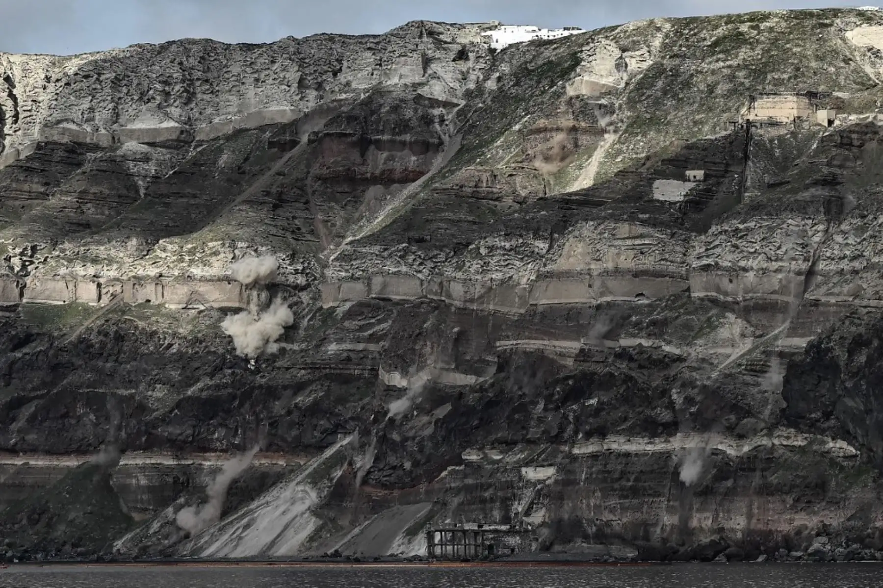 Nuevos temblores durante la noche sacudieron la principal isla turística de Grecia, Santorini, dijeron informes de los medios, lo que llevó a la gente a dormir al aire libre y a otros a salir en avión o ferry. Foto: AFP