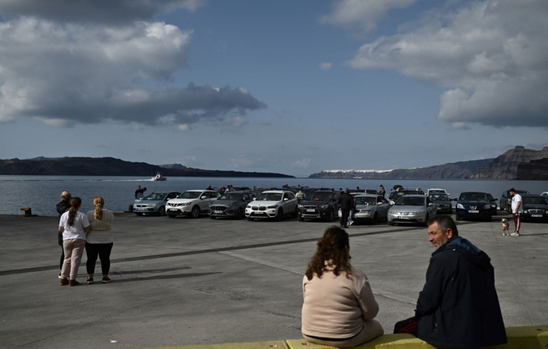 Nuevos temblores durante la noche sacudieron la principal isla turística de Grecia, Santorini, dijeron informes de los medios, lo que llevó a la gente a dormir al aire libre y a otros a salir en avión o ferry. Foto: AFP