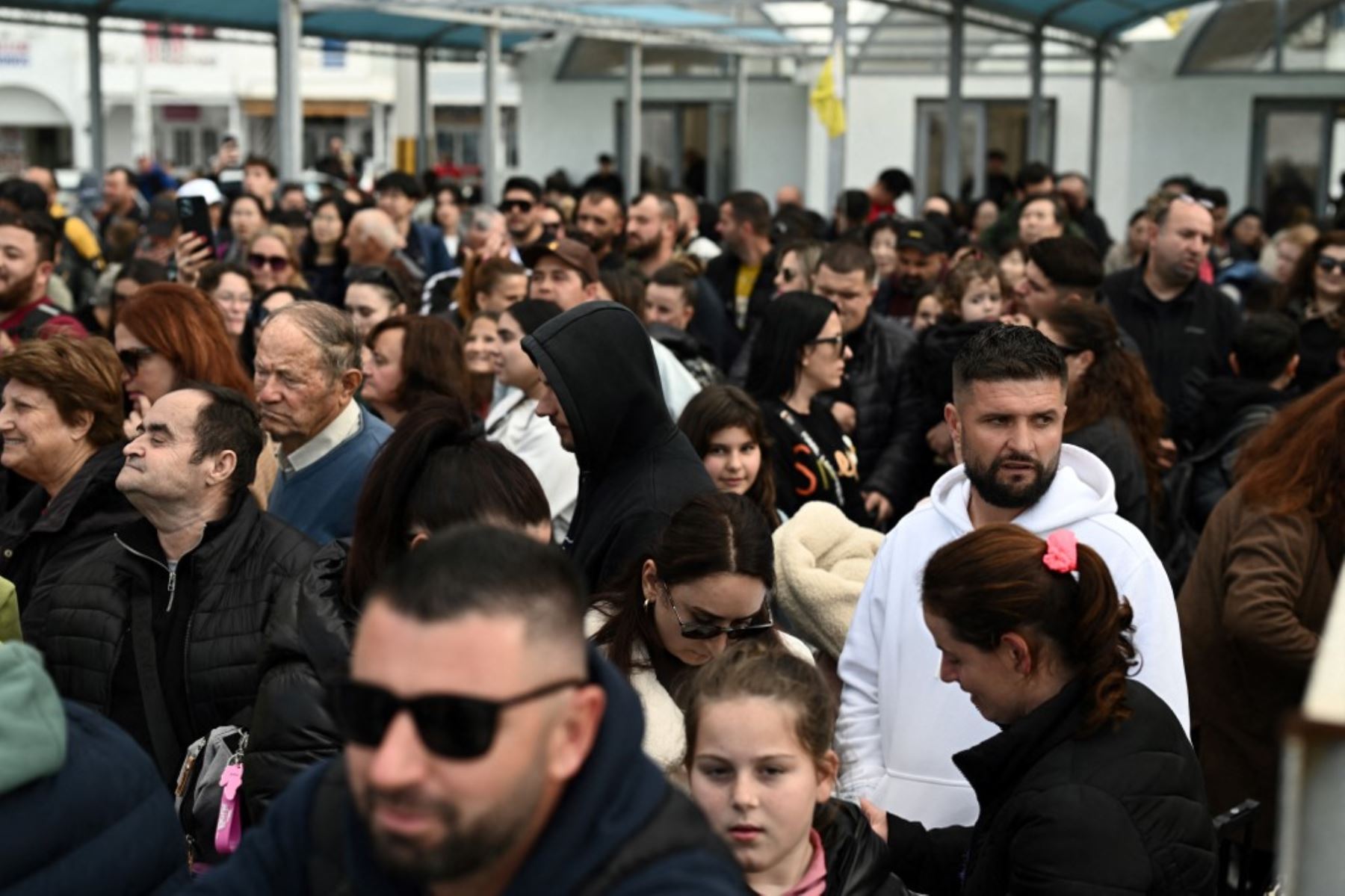 Nuevos temblores durante la noche sacudieron la principal isla turística de Grecia, Santorini, dijeron informes de los medios, lo que llevó a la gente a dormir al aire libre y a otros a salir en avión o ferry. Foto: AFP