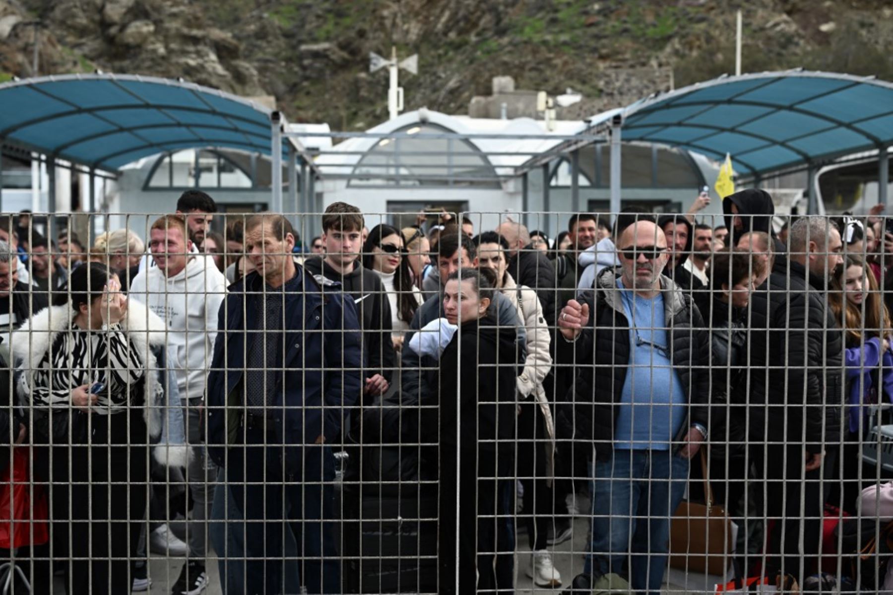 Nuevos temblores durante la noche sacudieron la principal isla turística de Grecia, Santorini, dijeron informes de los medios, lo que llevó a la gente a dormir al aire libre y a otros a salir en avión o ferry. Foto: AFP