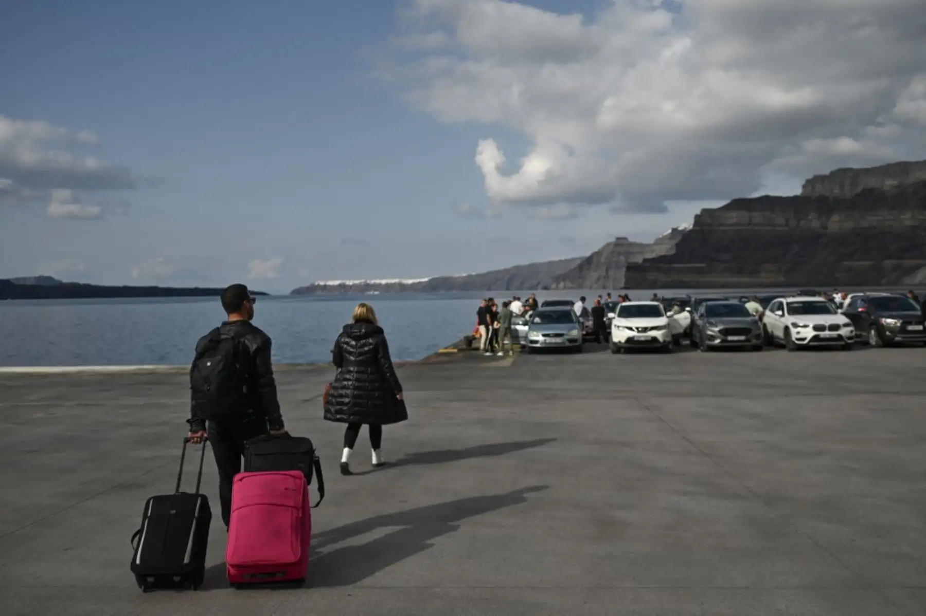 Nuevos temblores durante la noche sacudieron la principal isla turística de Grecia, Santorini, dijeron informes de los medios, lo que llevó a la gente a dormir al aire libre y a otros a salir en avión o ferry. Foto: AFP