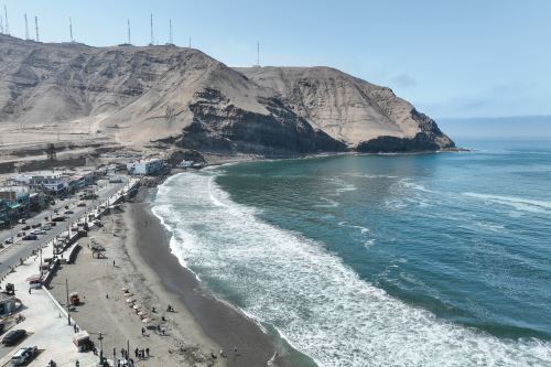 El proyecto, promovido por la Municipalidad de Chorrillos, ha logrado colocar más de 600 m³ de arena en la ribera de la playa. Foto: ANDINA/Jhonel Rodríguez Robles